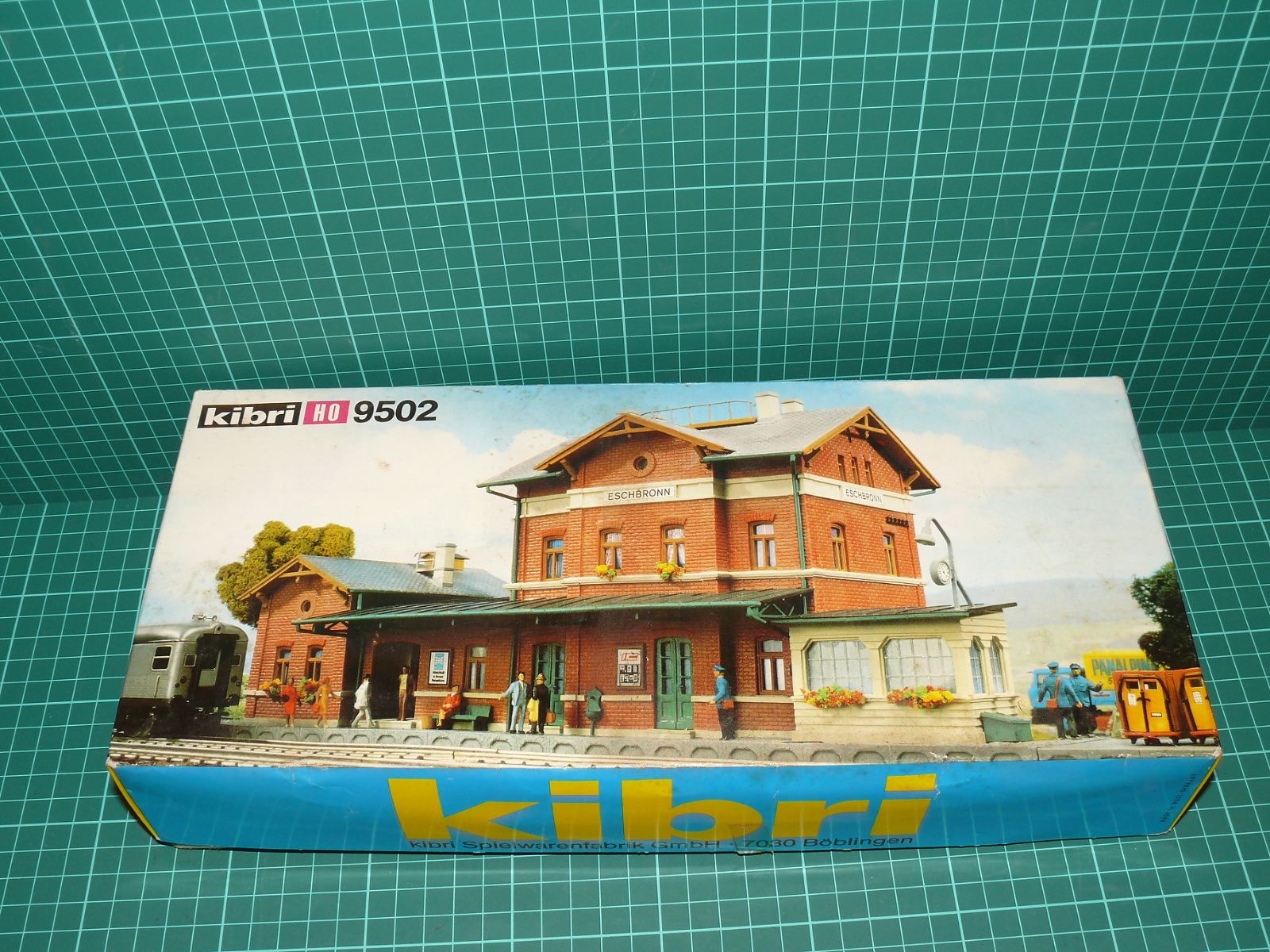 Kibri H0 – Stavebnice: Výpravní budova železniční stanice „Eschbronn“ Bahnhof (kat. č. B-9502 / 9502, OVP) – H0