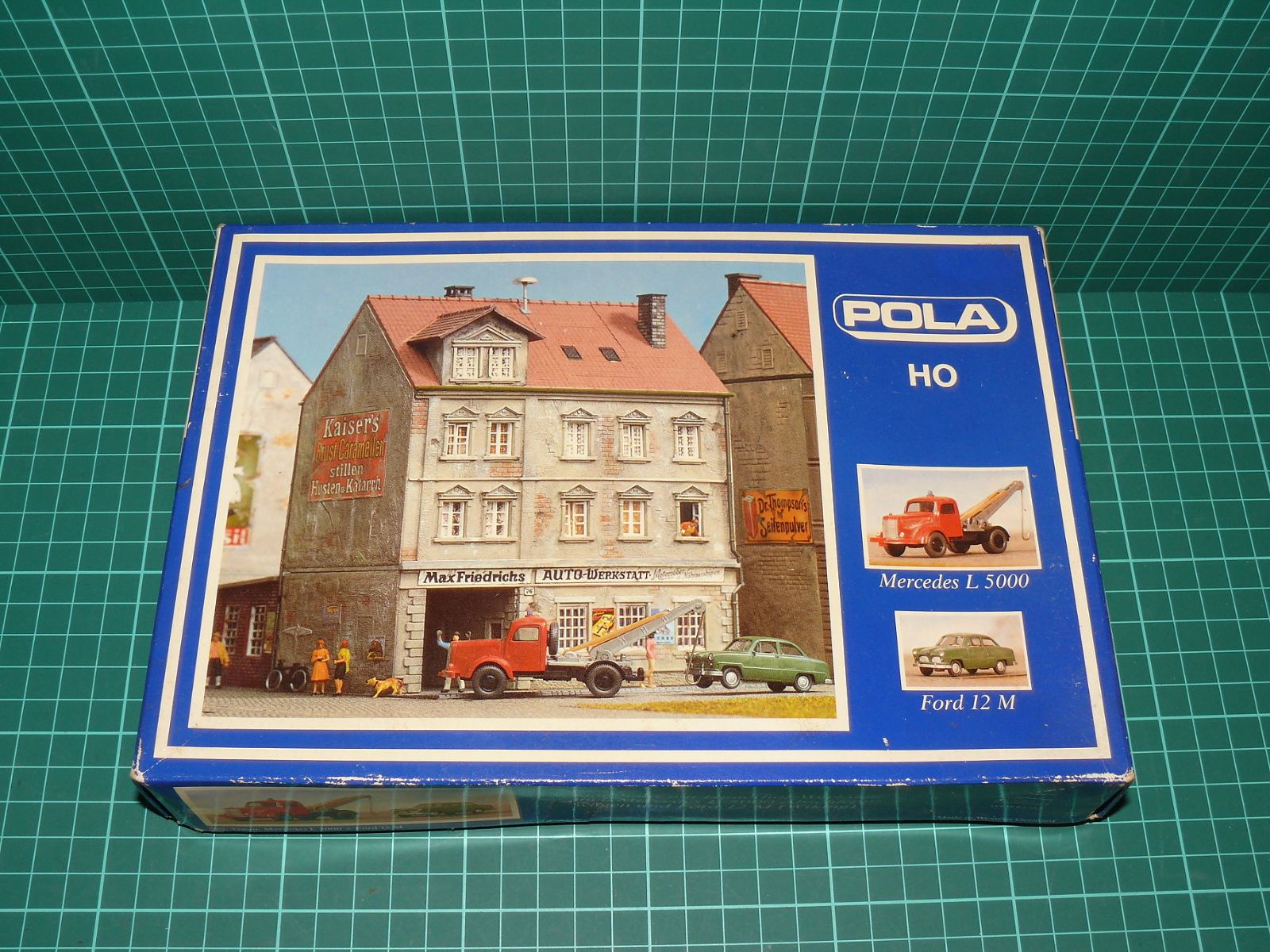 POLA H0 – Stavebnice: Městský činžovní dům s autodílnou a 2 modely aut Wiking (kat. č. 165, OVP) – H0