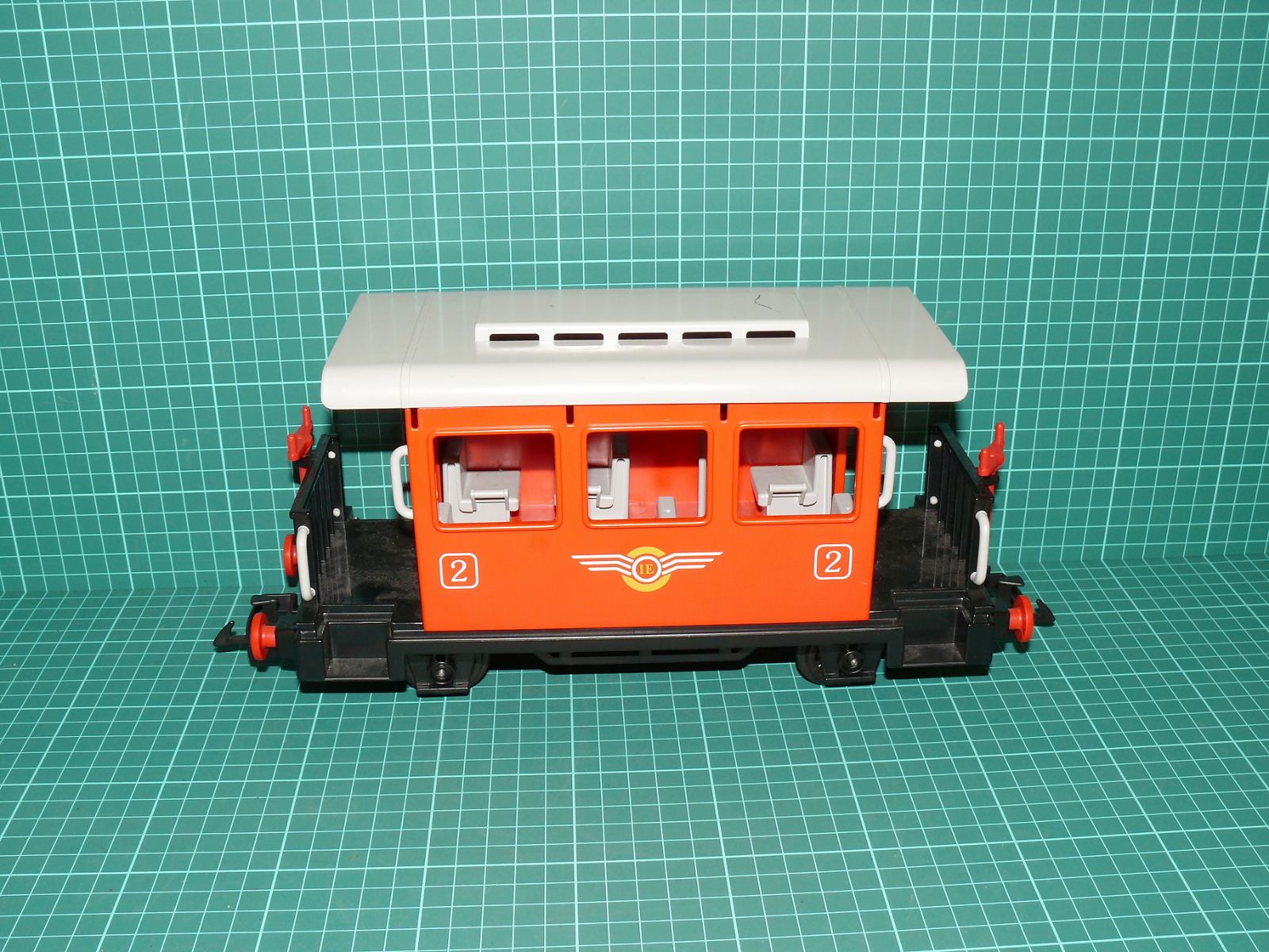 Playmobil / LGB G (45 mm) – Dvounápravový osobní vagon s plošinami 2. třídy (oranžový) – Jiné velikosti