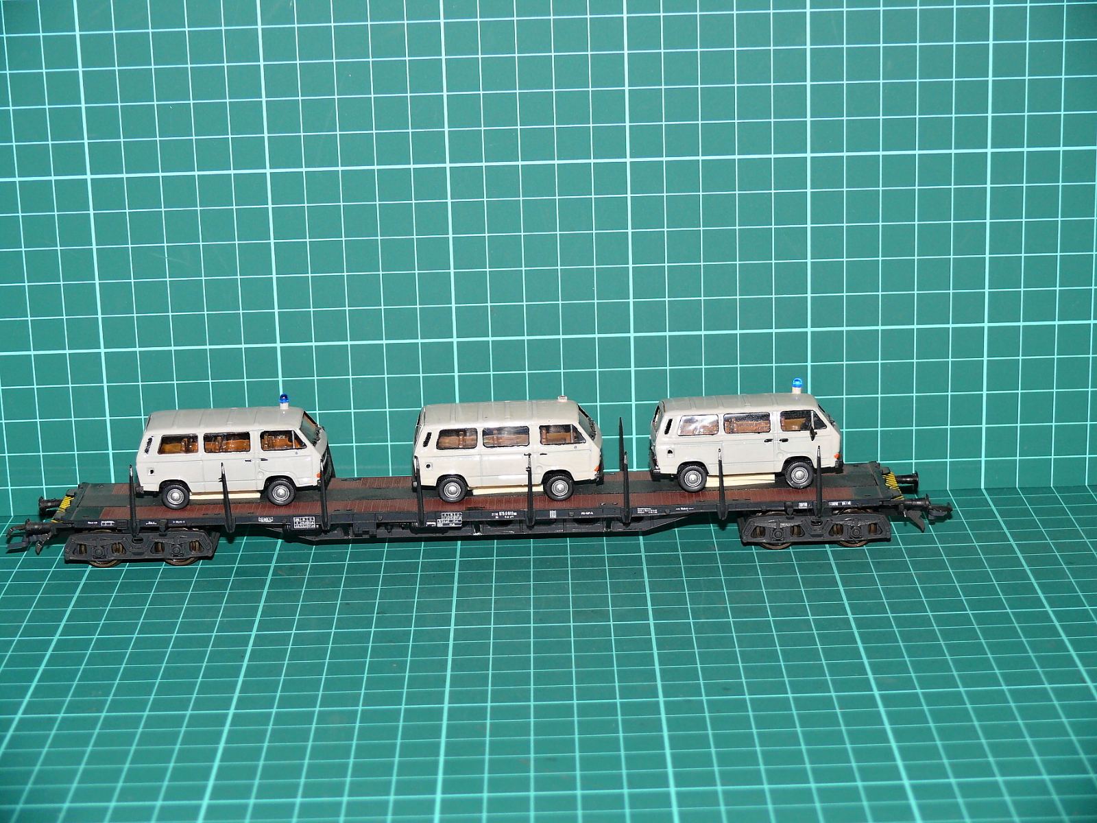 Roco - Oplenový / plošinový vůz s nákladem dodávek VW T3 – H0