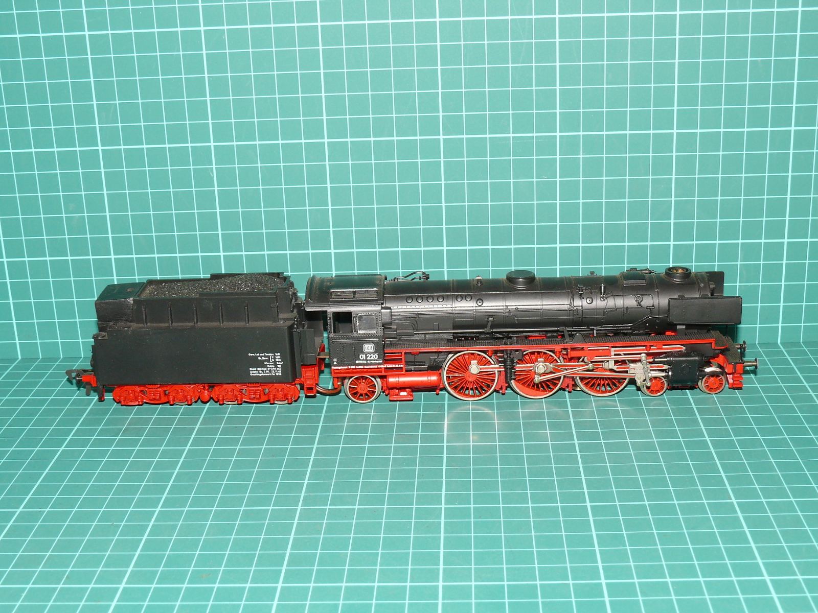 Roco H0 – Těžká rychlíková parní lokomotiva s tendrem BR 01 220 DB (kat. č. 43242 / 04119A, DC analog) – H0