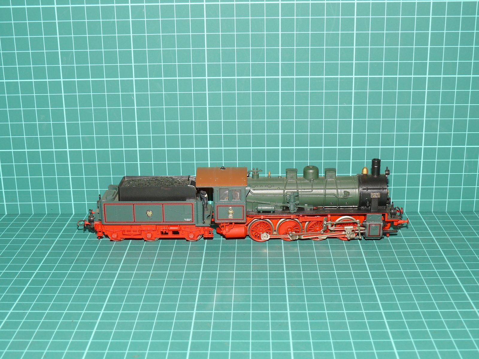 Fleischmann H0 – Parní lokomotiva s tendrem P 8 / BR 38 K.P.E.V. (kat. č. 4160, DC analog) – H0