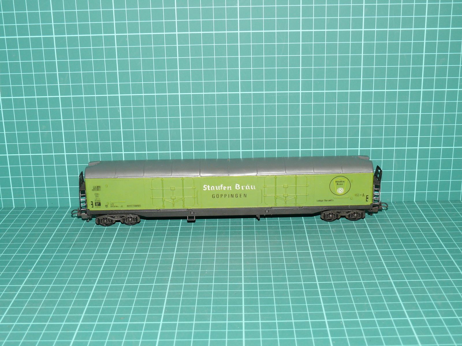 Lima H0 – Čtyřnápravový chladicí / pivní vůz „Staufen Bräu Göppingen“ DB (kat. č. 302844 / 2844) – H0