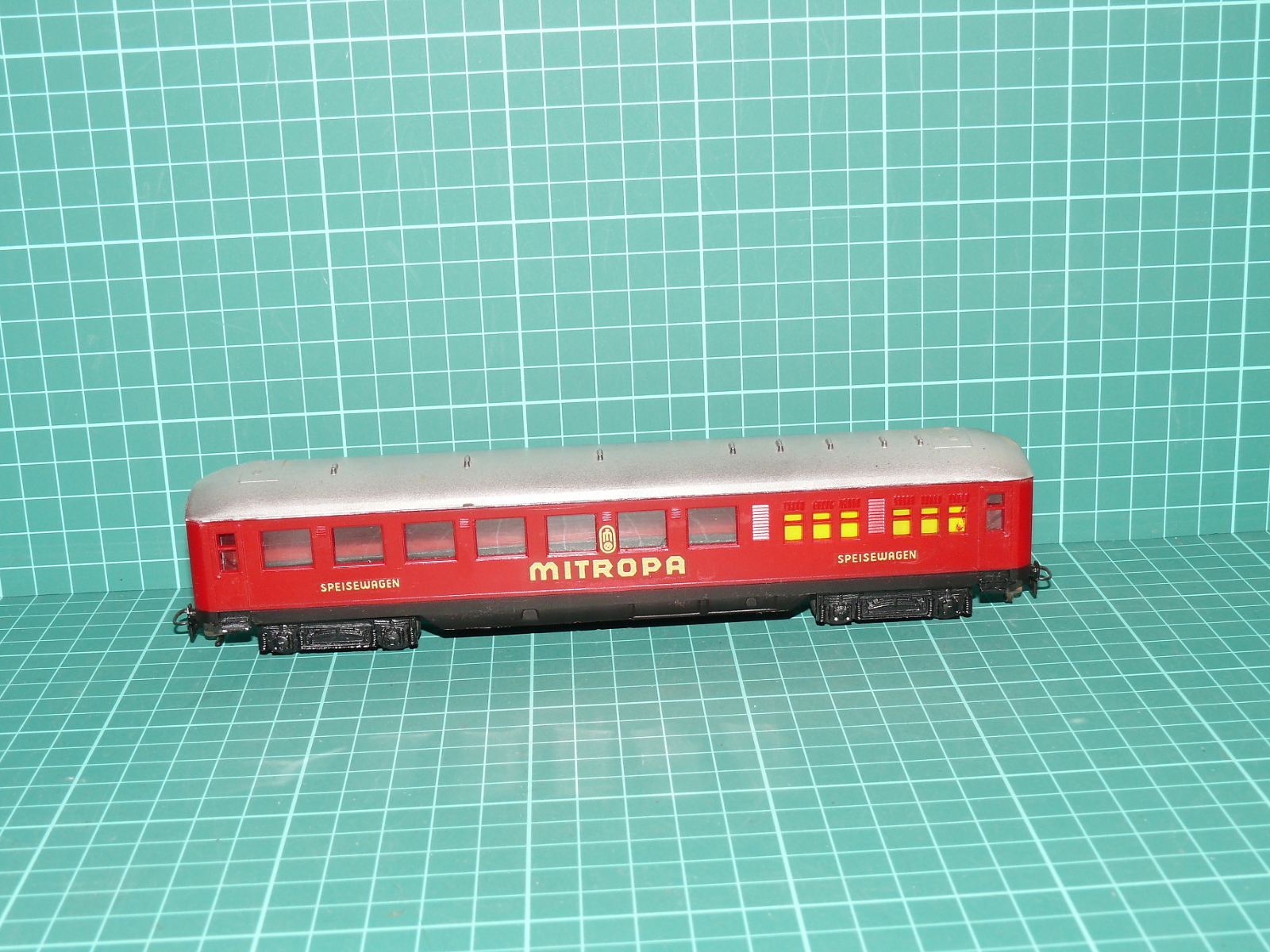 Kleinbahn H0 – Rychlíkový jídelní vůz Mitropa WRüg DB (kat. č. 384, rubínově červený) – H0