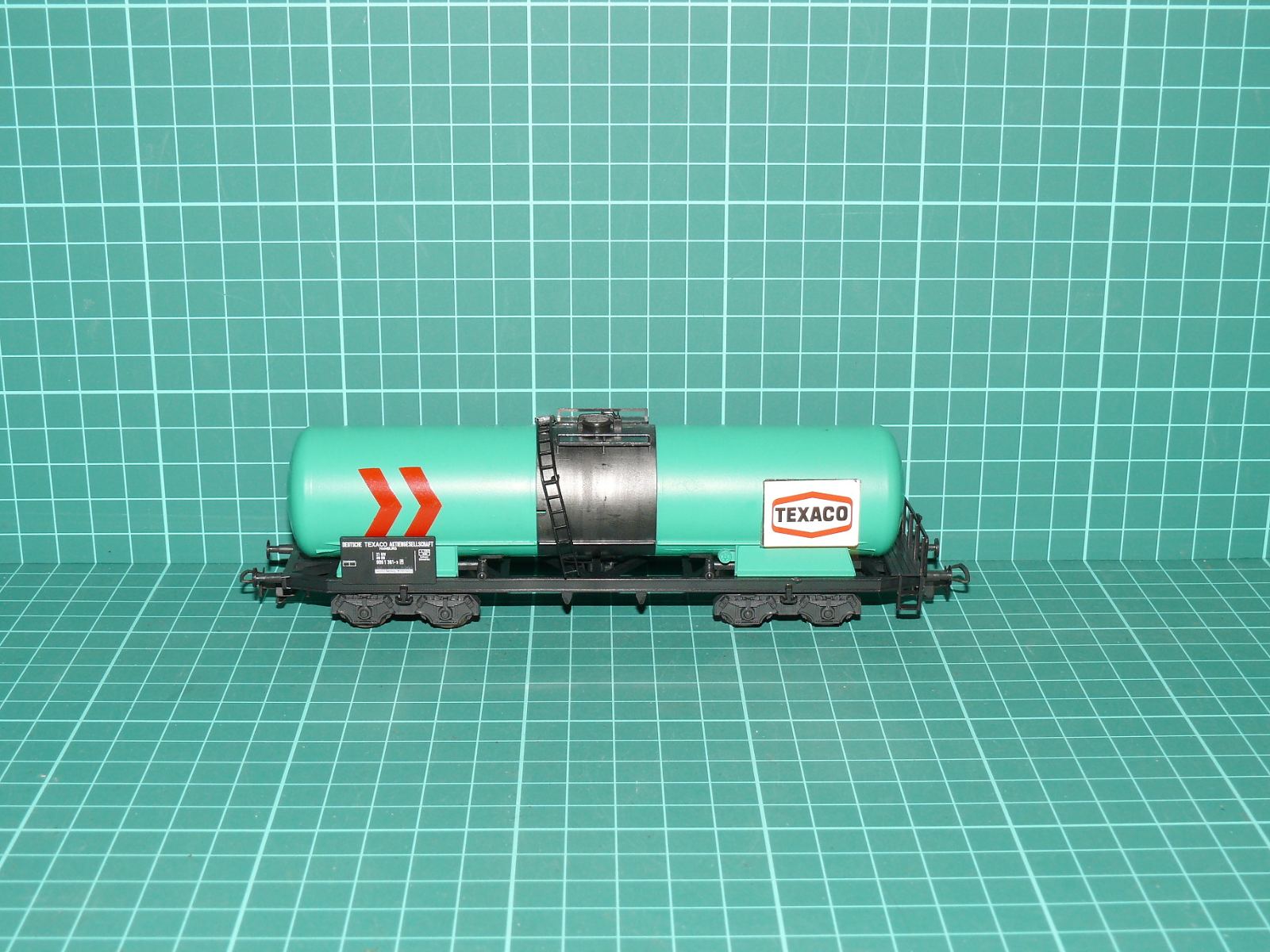 Piko H0 – Čtyřnápravový kotlový vůz na zkapalněné plyny Zagkks „TEXACO“ DB (kat. č. 5/6445 / 95825) – H0