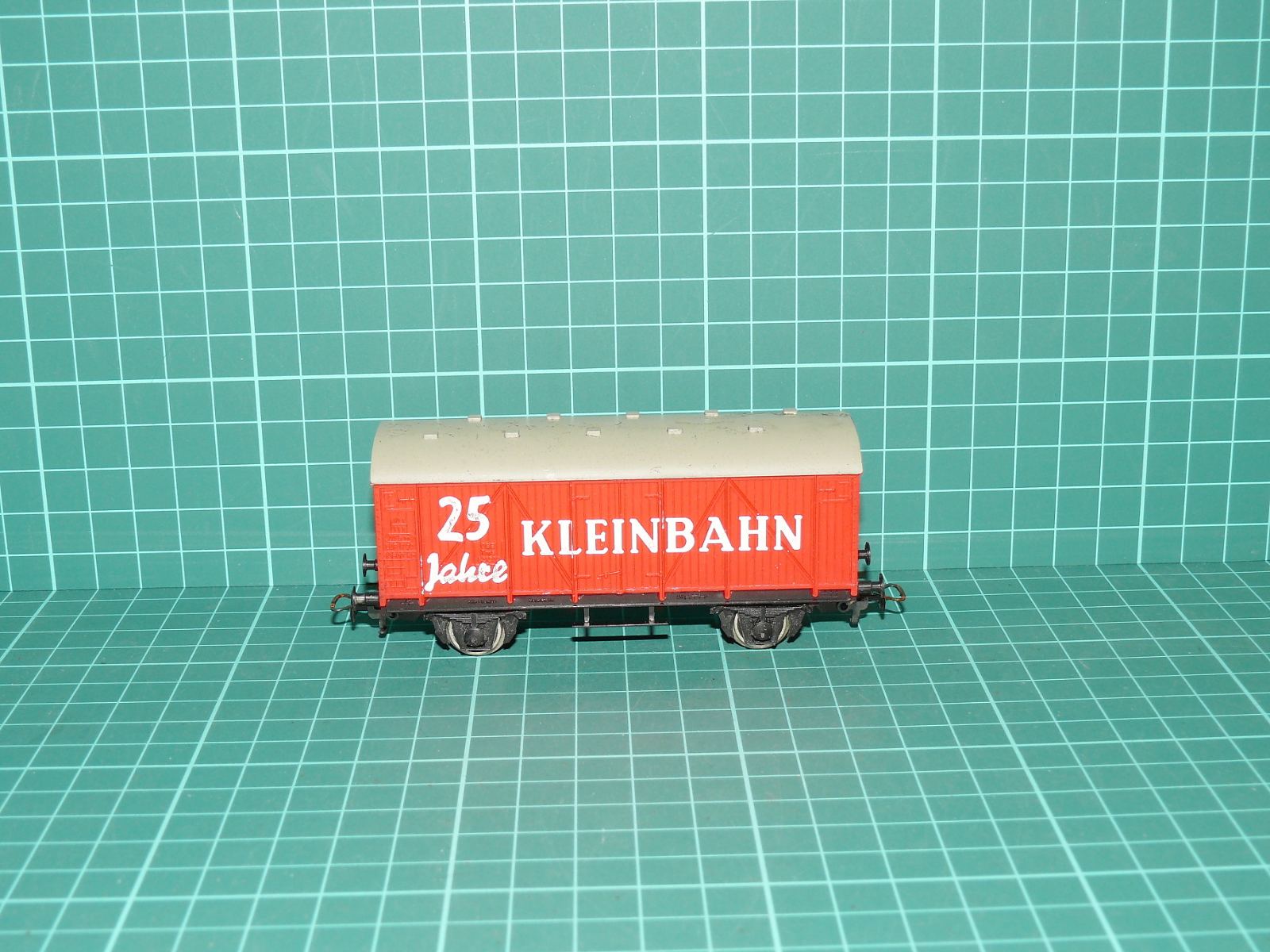 Kleinbahn H0 – Jubilejní dvounápravový krytý nákladní vůz „25 Jahre KLEINBAHN“ (kat. č. 317 Jubiläum) – H0