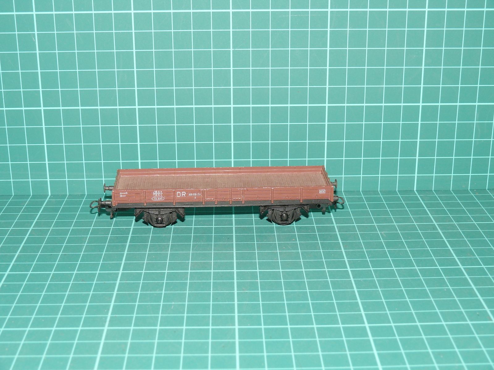 Kleinbahn H0 – Dvounápravový nízkostěnný / plošinový nákladní vůz X DR (kat. č. 310) – H0