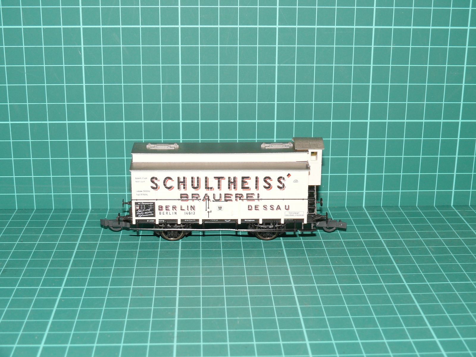 Fleischmann H0 – Dvounápravový pivovarský / chladicí vůz s budkou „SCHULTHEISS BRAUEREI“ KPEV (kat. č. 5352 / 5352K) – H0