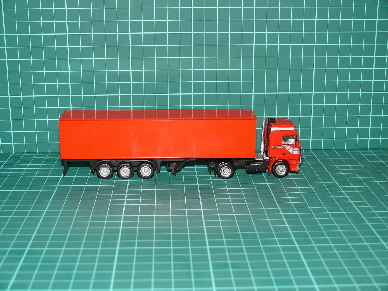 Herpa H0 - Kamion Volvo F12 Globetrotter s třínápravovým skříňovým návěsem červený (1:87) – H0