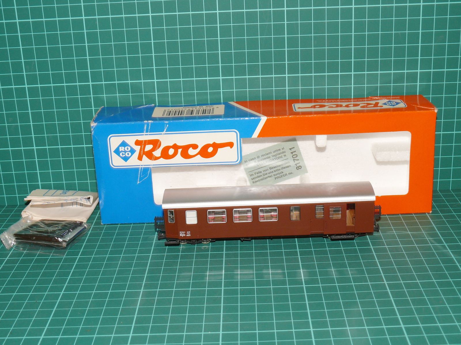 ROCO H0e – Čtyřnápravový úzkorozchodný kombinovaný osobní/služební vůz 2. třídy BD4ip/s ÖBB (kat. č. 34005) – Jiné velikosti