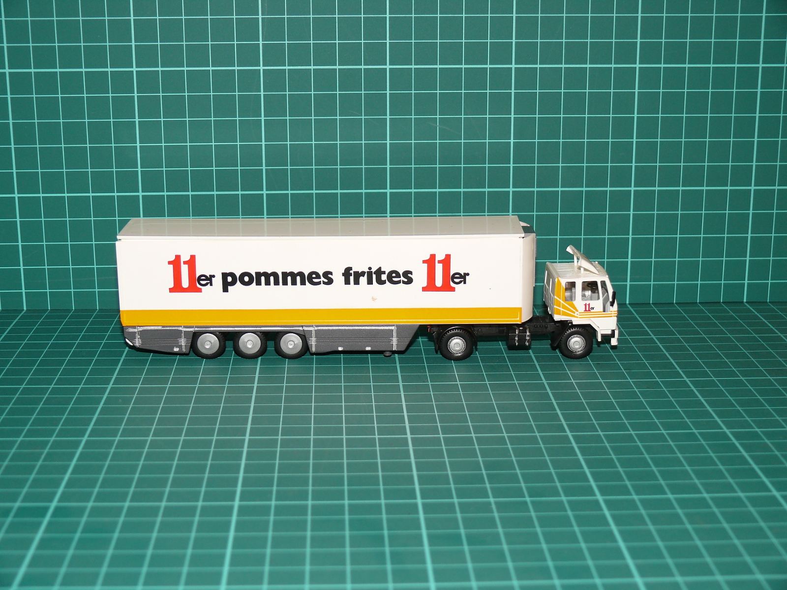 Herpa H0 - Kamion Steyr 91 chladírenský návěs „11er pommes frites“ (1:87) – H0
