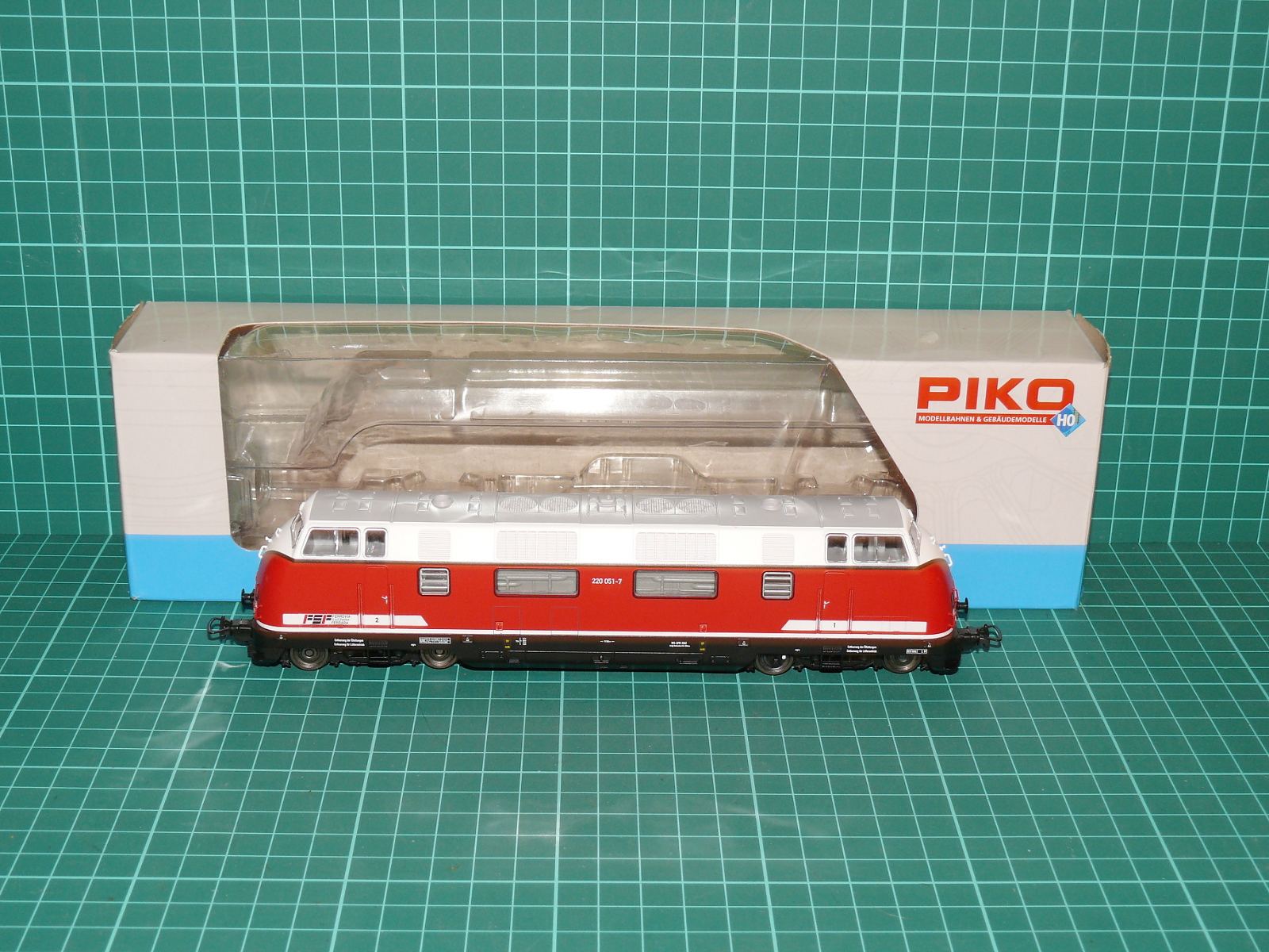 PIKO H0 – Motorová lokomotiva řady 220 „V 200“ FSF (kat. č. 97730) – H0
