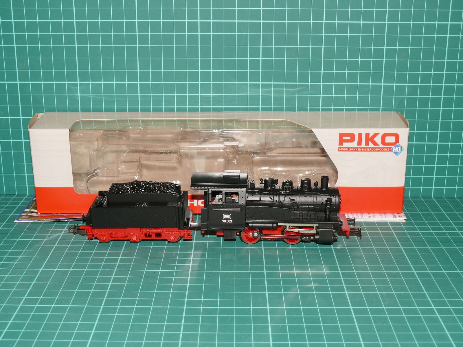 PIKO H0 – Malá parní lokomotiva 98 003 DB s třínápravovým tendrem (kat. č. 50501) – H0