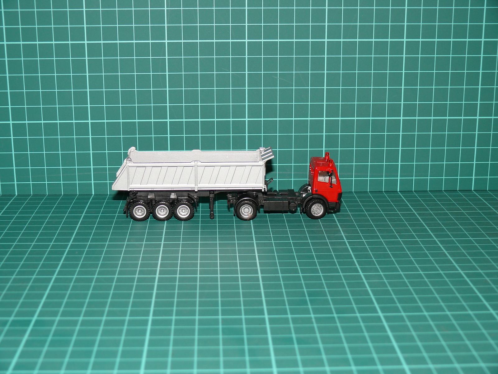 Herpa H0 - Nákladní souprava Mercedes-Benz SK tahač se sklopným návěsem na sypké hmoty červeno-stříbrná (1:87) – H0