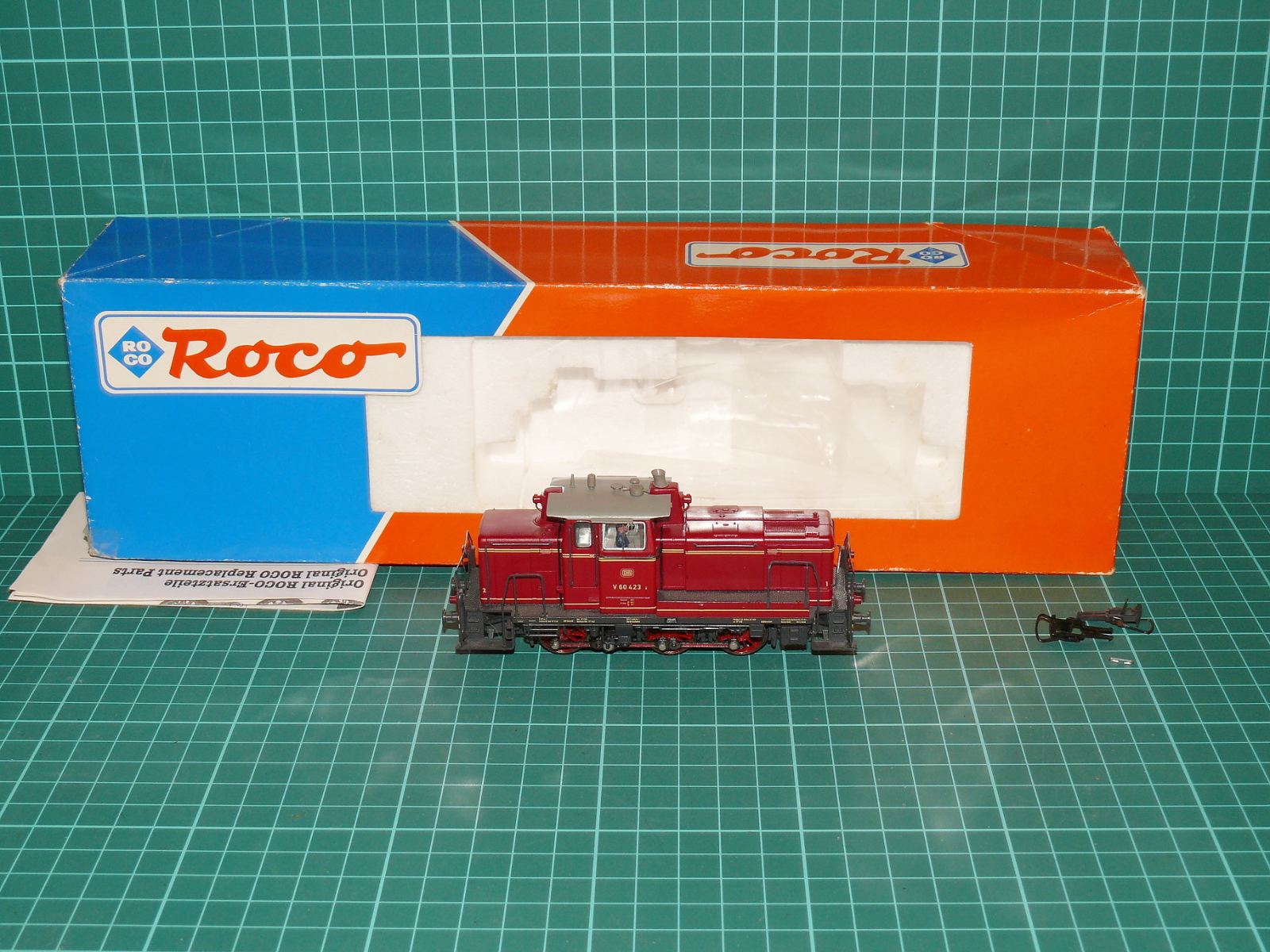 ROCO H0 – Posunovací motorová lokomotiva V 60 423 DB v purpurově červeném nátěru (kat. č. 43621) – H0