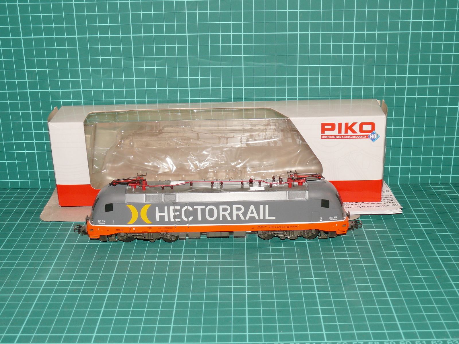 PIKO H0 – Elektrická lokomotiva řady 242 „Taurus“ Hector Rail (kat. č. 57923) – H0