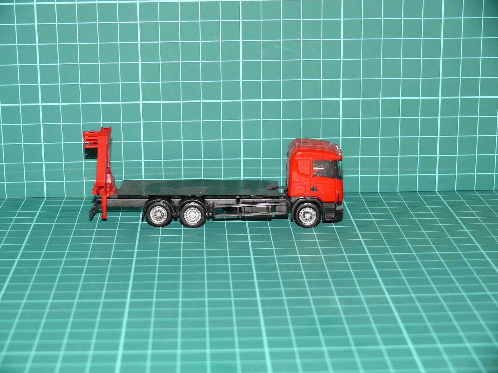 Herpa H0 - Nákladní automobil Scania R třínápravový valník / plošina s hydraulickou rukou červený (1:87) – H0