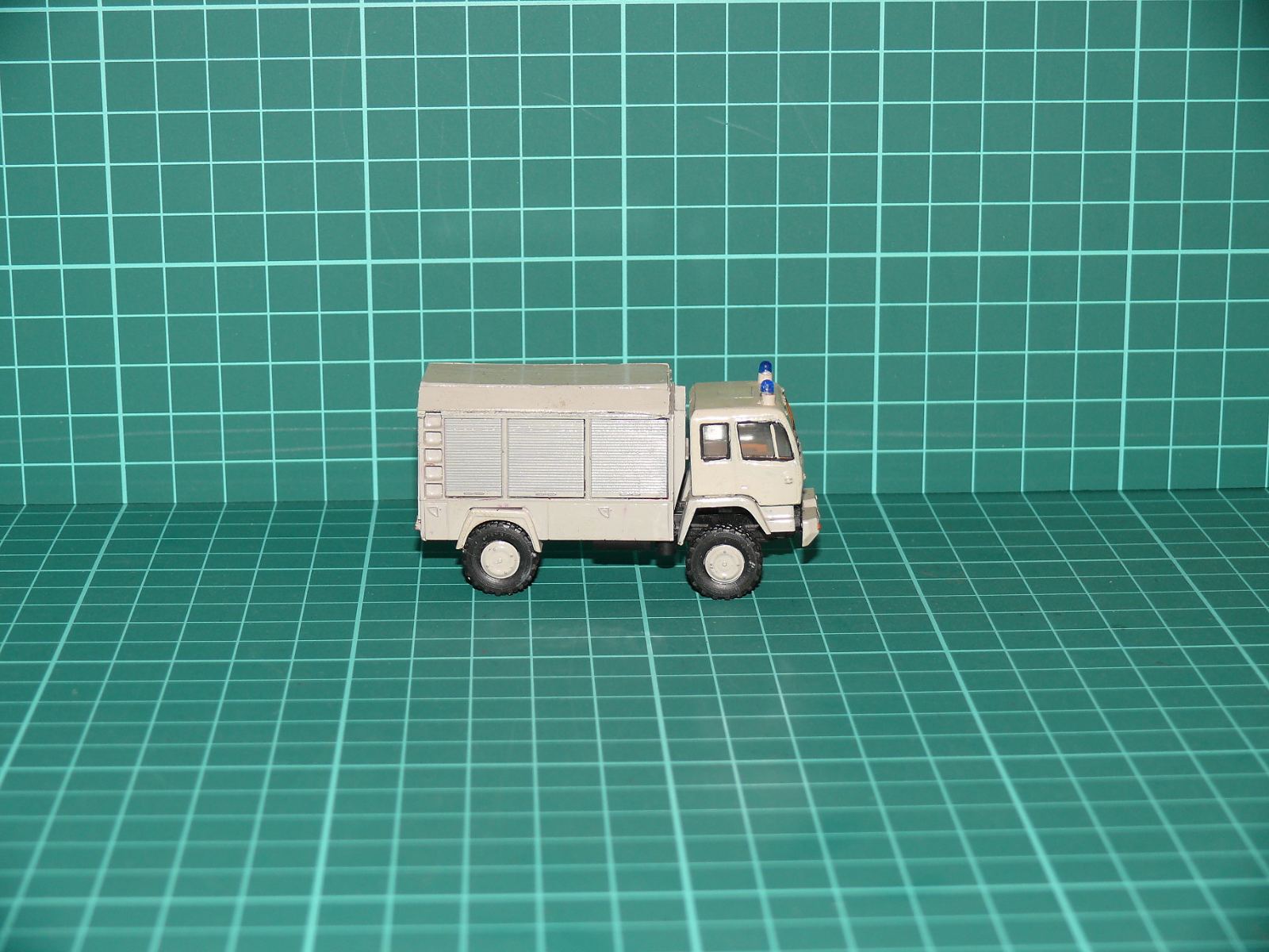 Preiser / Roco H0 - Terénní zásahový automobil Steyr 4x4 technická skříň s majáky (1:87) – H0