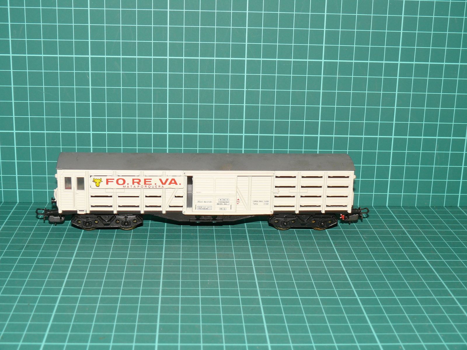 ELECTROTREN H0 – Čtyřnápravový krytý vůz na přepravu dobytka řady JJPD „FO.RE.VA.“ RENFE (kat. č. 1451) – H0