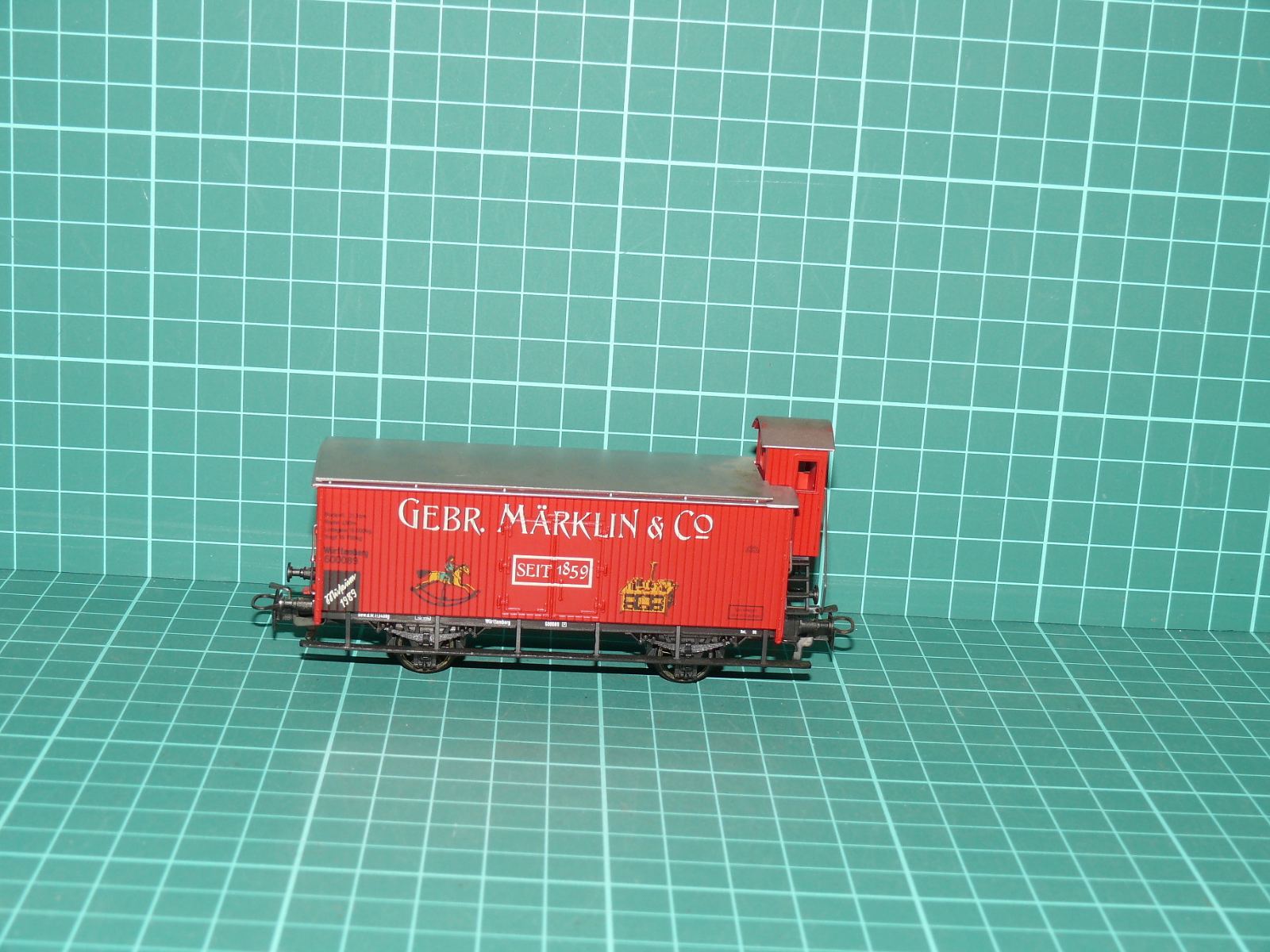MÄRKLIN H0 – Dvounápravový krytý muzejní vůz s budkou „Gebr. Märklin & Co. Seit 1859“ (Museumswagen 1989 / kat. č. 84889) – H0
