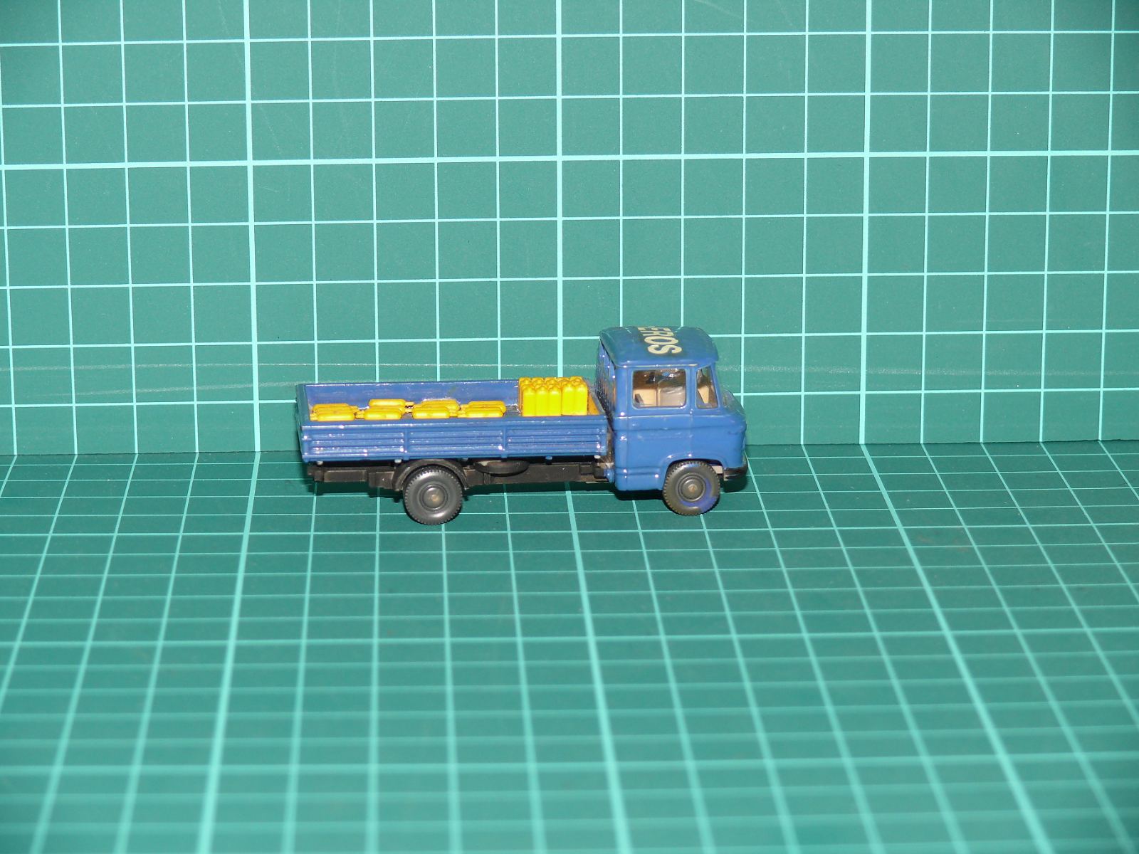Wiking H0 - Nákladní automobil Mercedes-Benz Kurzhauber (L 322 / L 1113) valník s nákladem „HEROS“ modrý (1:87) – H0