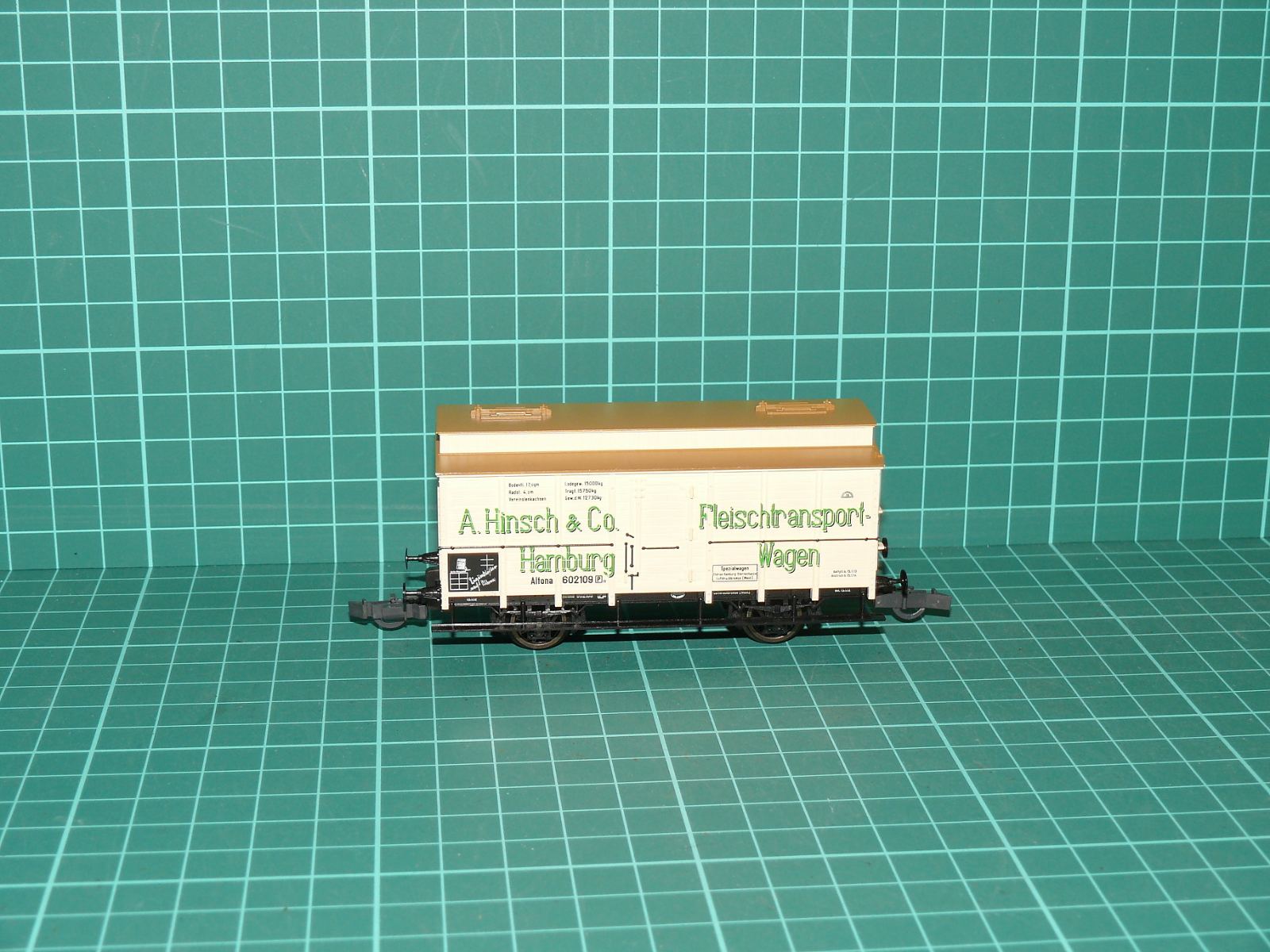 KLEIN MODELLBAHN H0 – Dvounápravový historický chladicí vůz na maso „A. Hinsch & Co. Hamburg – Fleischtransport-Wagen“ K.P.E.V. (kat. č. 3209) – H0