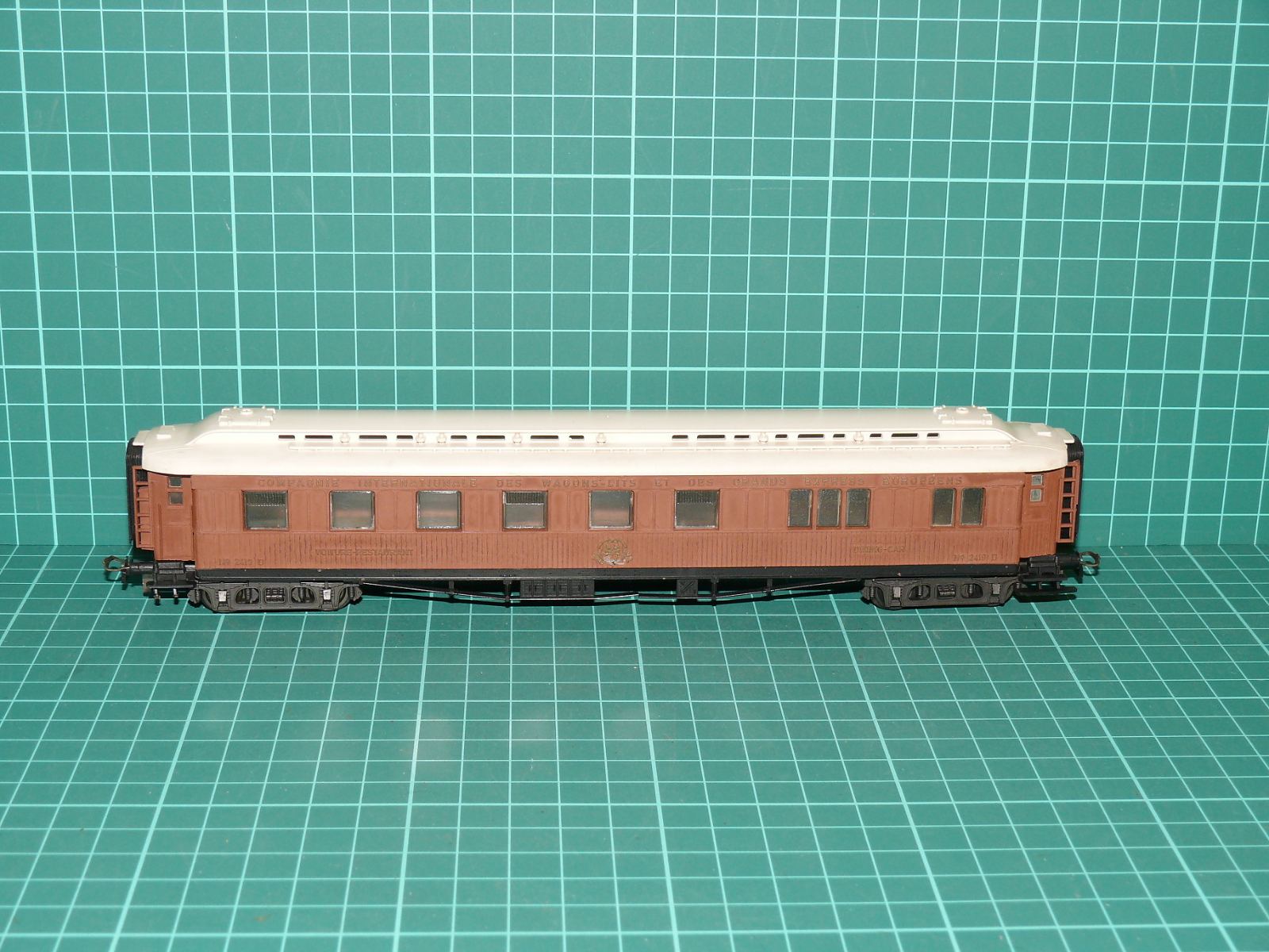 LILIPUT H0 – Čtyřnápravový luxusní jídelní vůz s teakem CIWL „Compagnie Internationale des Wagons-Lits“ (kat. č. 860 / L208600) – H0