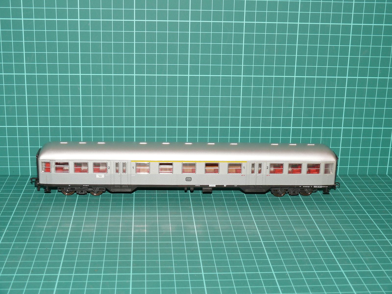 ROCO H0 – Čtyřnápravový příměstský osobní vůz 1./2. třídy „Silberling“ řady ABnrzb 704 DB (kat. č. 4238A / 44400) – H0