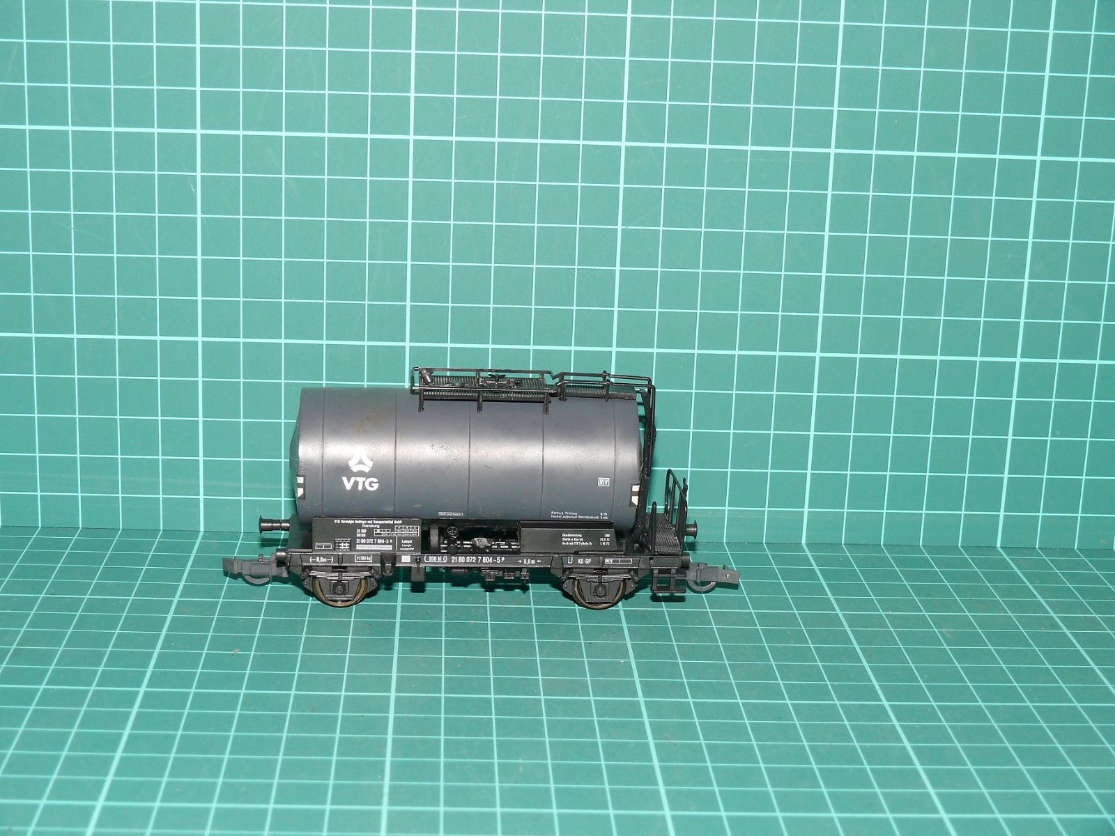 ROCO H0 – Dvounápravový cisternový vůz s brzdovou plošinou „VTG“ DB (kat. č. 4327 / 44432) – H0