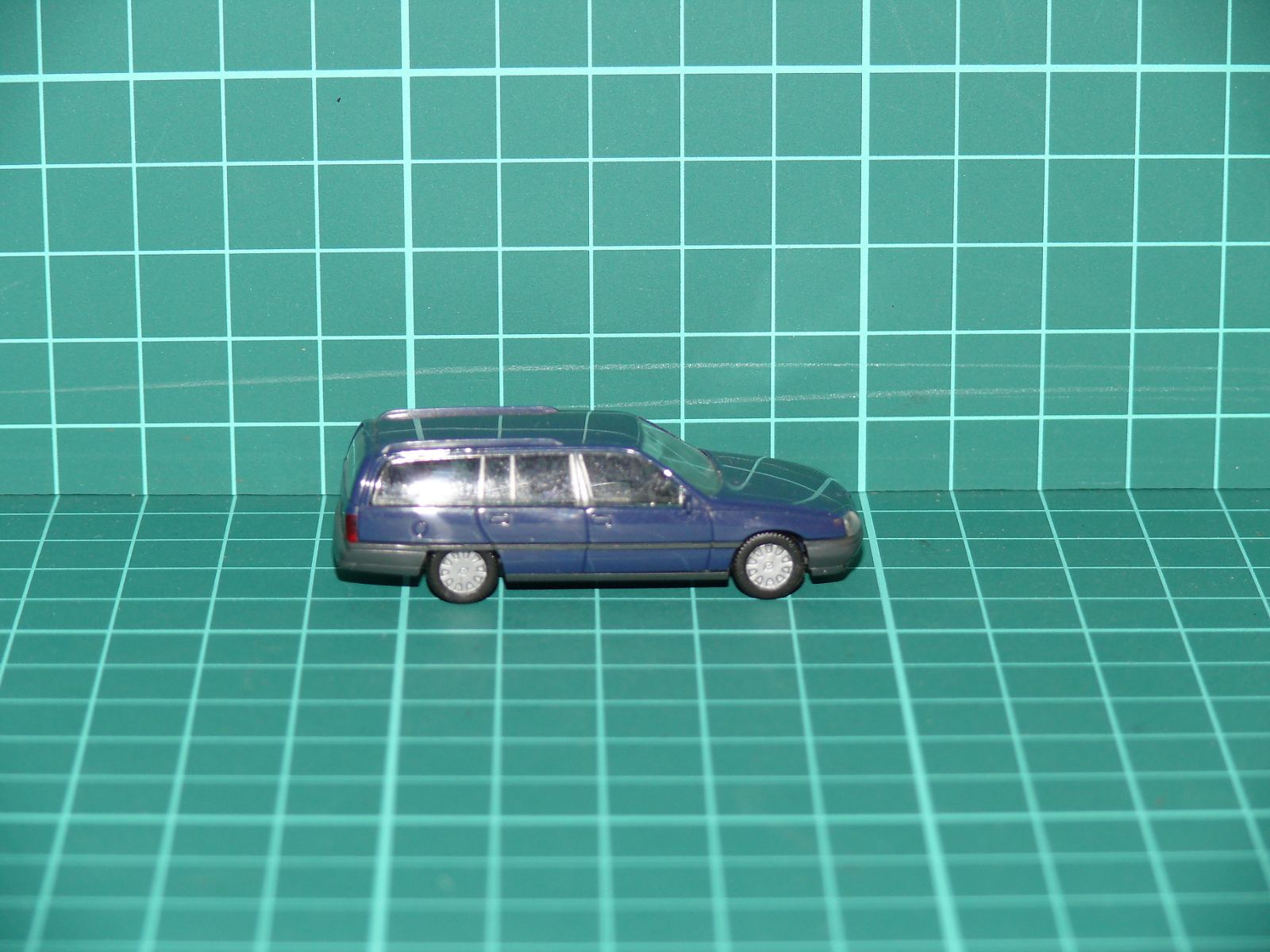 Herpa H0 - Osobní automobil Opel Omega A Caravan modrá metalíza (1:87) – H0