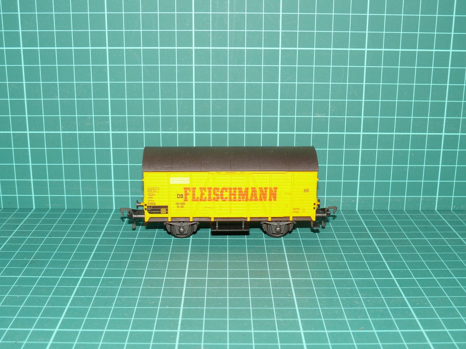 FLEISCHMANN H0 – Dvounápravový krytý nákladní vůz řady Gr 20 „FLEISCHMANN“ DB (kat. č. 5300 / reklamní série) – H0