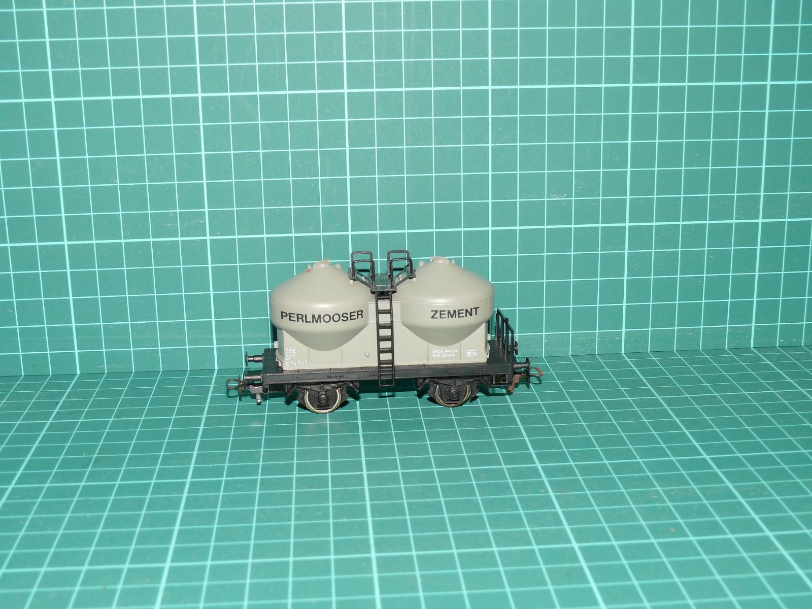 KLEINBAHN H0 – Dvounápravový silovůz na cement se dvěma nádobami „PERLMOOSER ZEMENT“ ÖBB (kat. č. 330) – H0