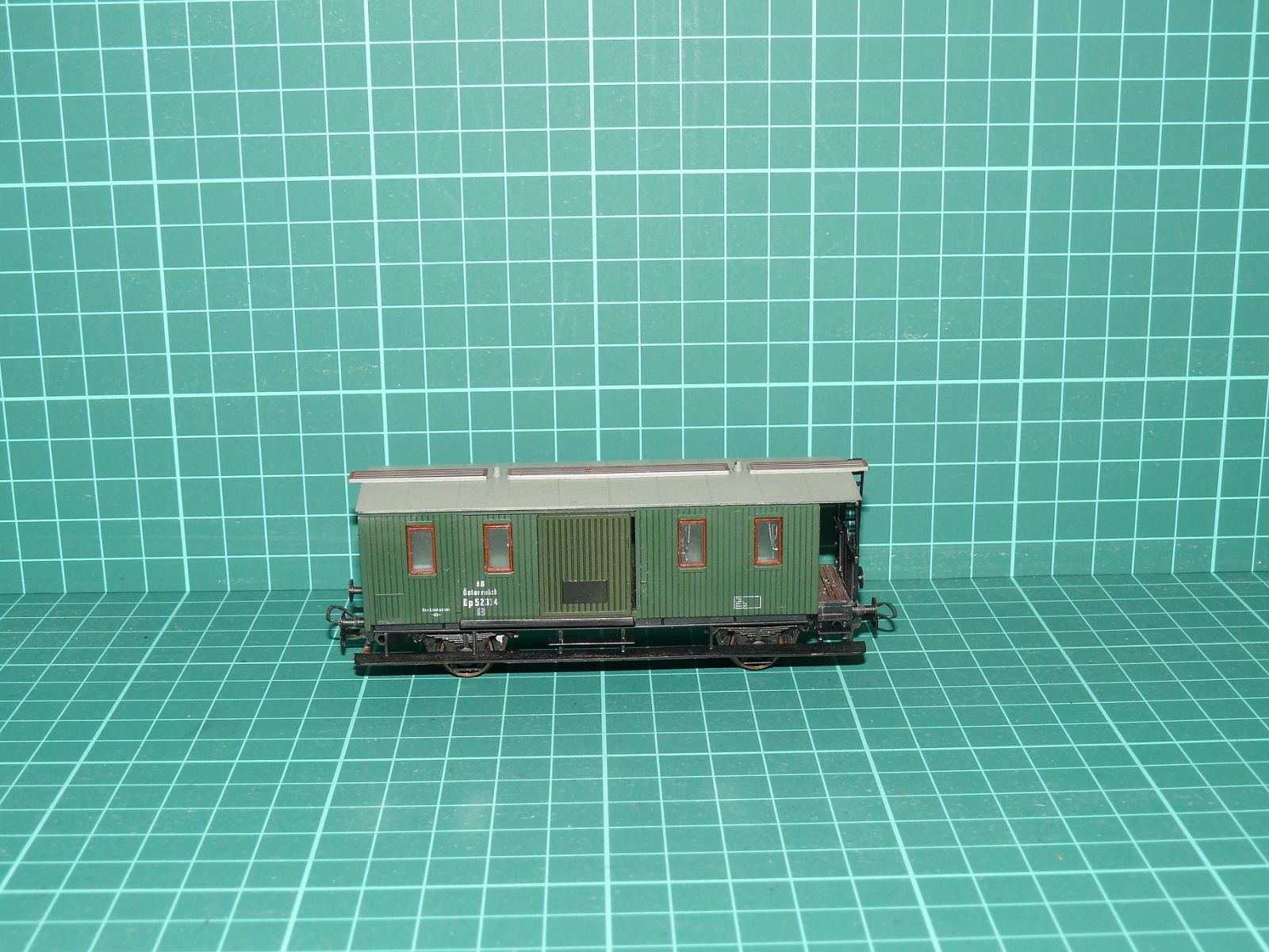 KLEINBAHN H0 – Dvounápravový služební / zavazadlový vůz řady Dp s otevřenou plošinou BBÖ / ÖBB (kat. č. 367) – H0