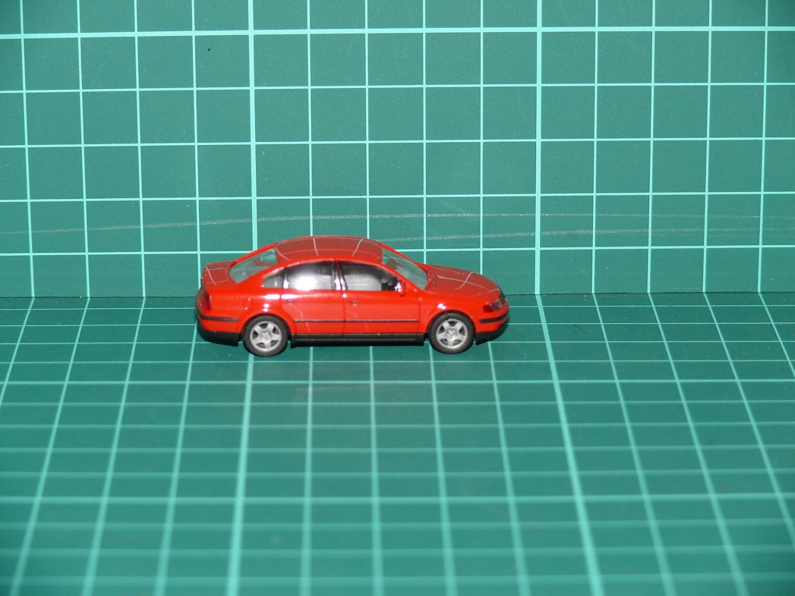 Herpa H0 - Osobní automobil Volkswagen Passat B5 (typ 3B) sedan červený (1:87) – H0