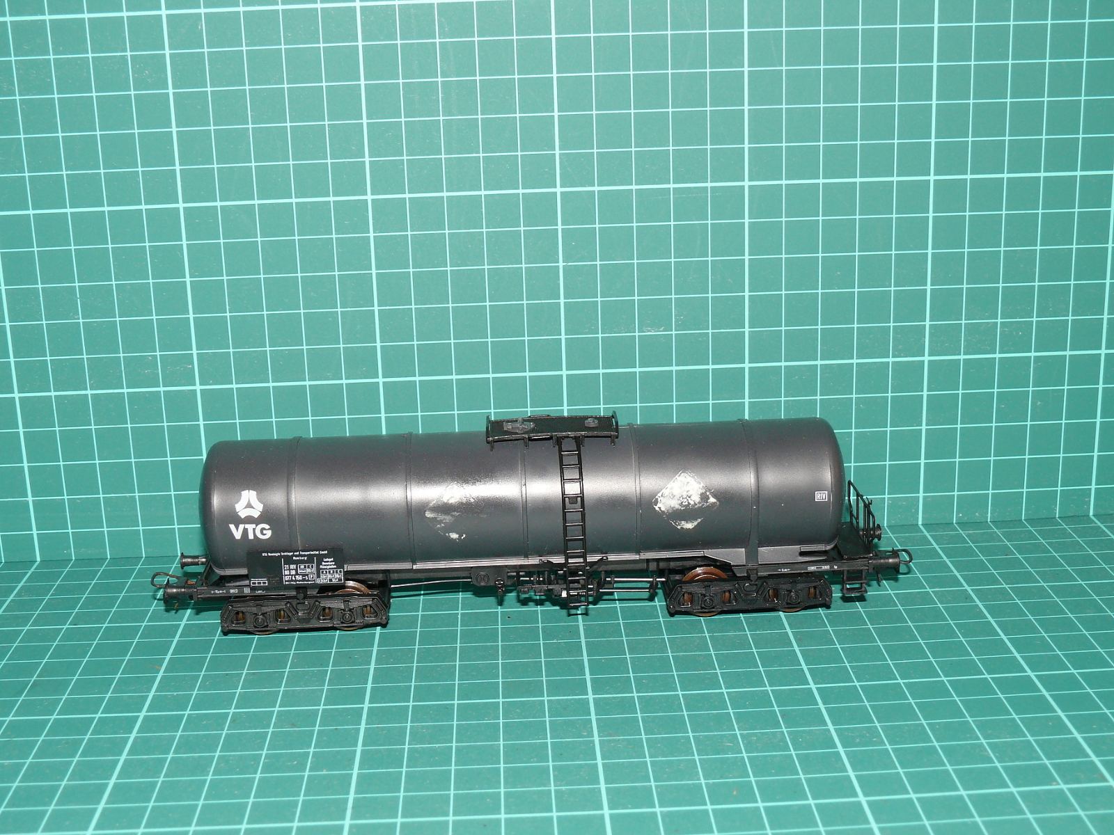 ROCO H0 – Čtyřnápravový kotlový vůz na minerální oleje řady Zas [Uahs] „VTG“ DB (kat. č. 4381A / 46083) – H0