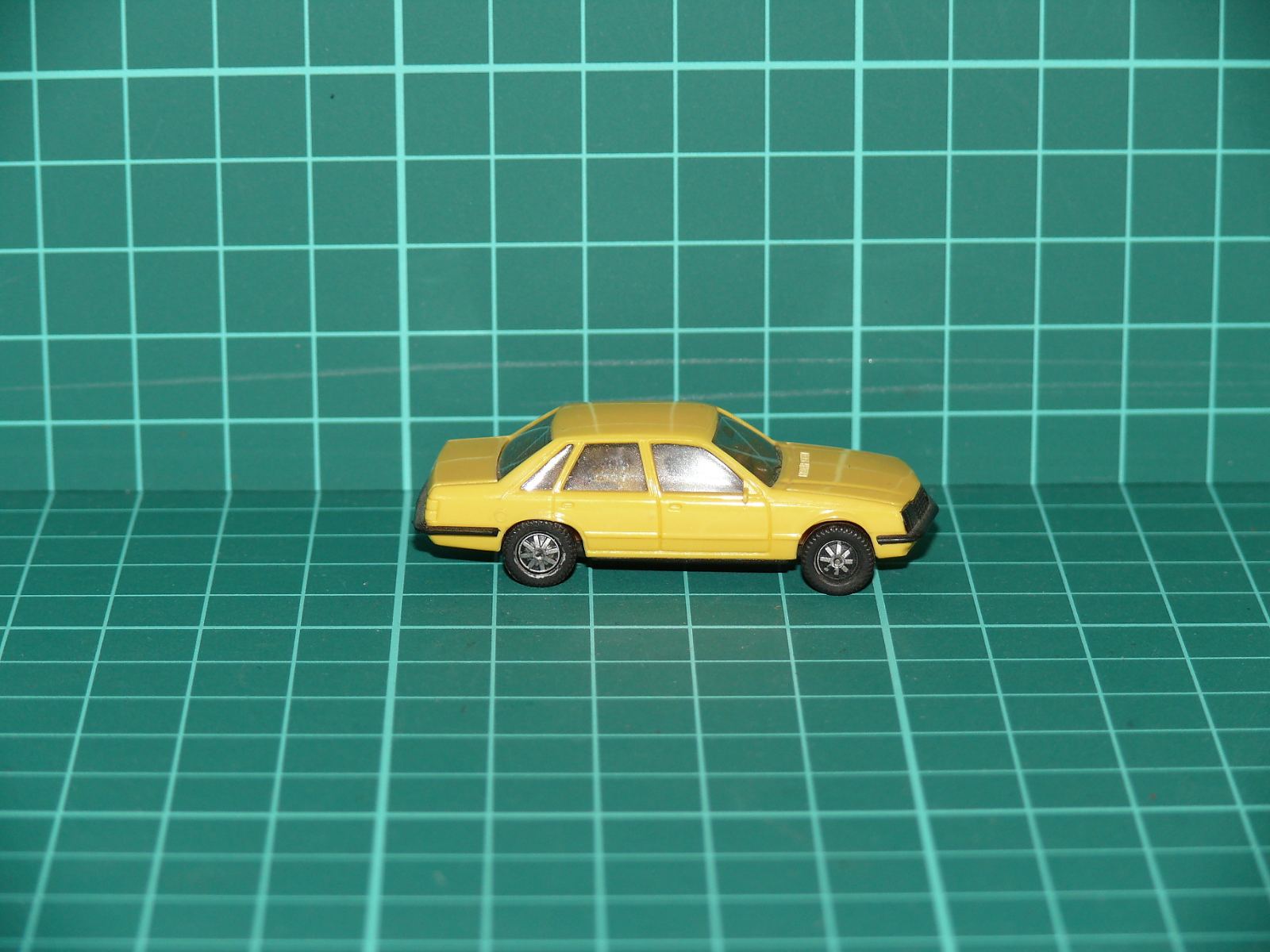 Herpa H0 - Osobní automobil Opel Senator A sedan žlutý (1:87) – H0