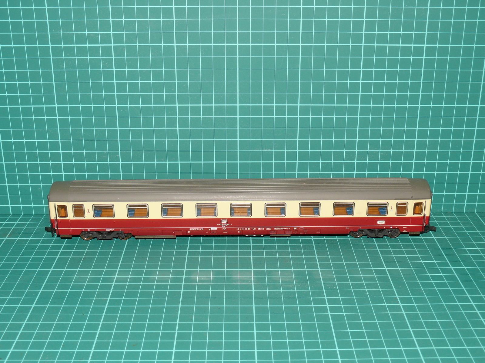 ROCO H0 – Čtyřnápravový rychlíkový osobní vůz 1. třídy řady Avmz 111 TEE / InterCity DB (kat. č. 4270 / 44410) – H0