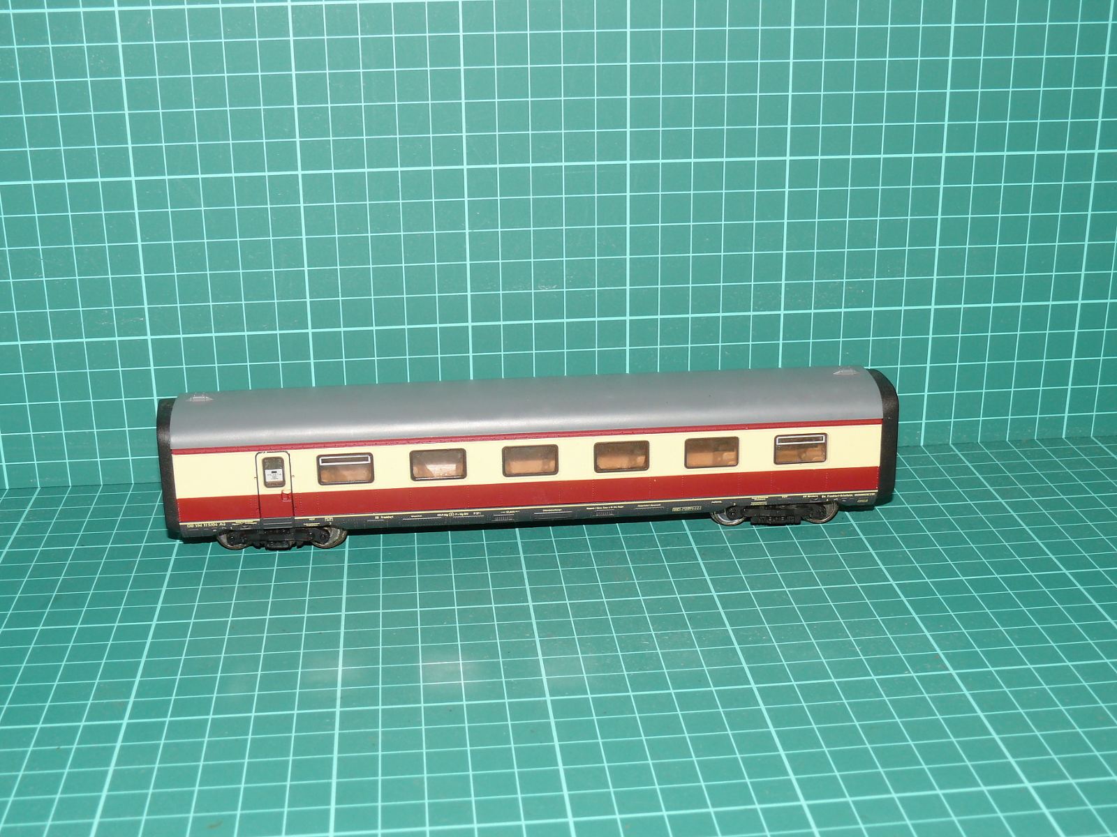 ROCO H0 – Čtyřnápravový jídelní vůz řady WRümz 135 TEE / InterCity DB (kat. č. 4268) – zkrácená stavba 21,5 cm – H0