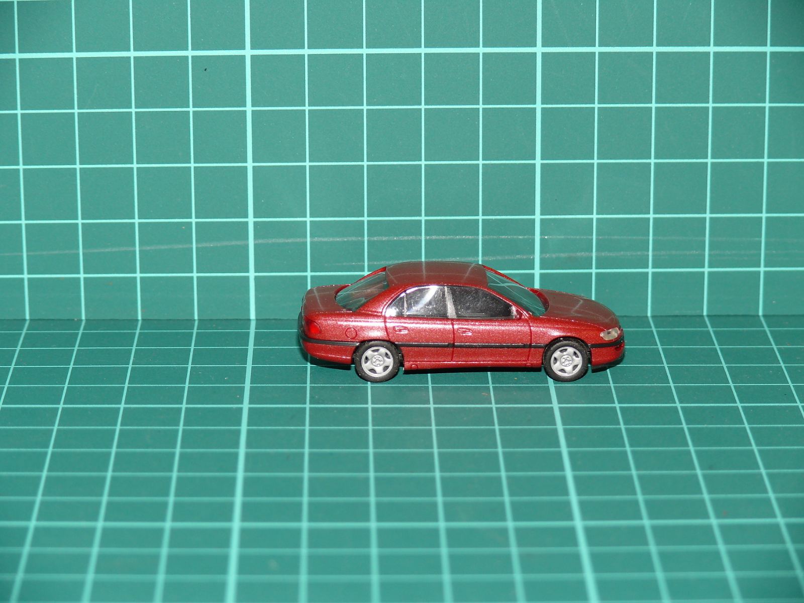 Rietze H0 - Osobní automobil Opel Omega B sedan vínová / červená metalíza (1:87) – H0
