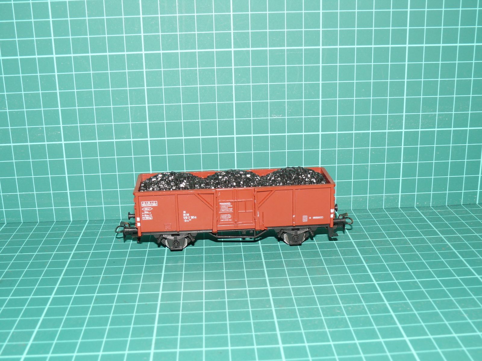 ROCO H0 – Dvounápravový otevřený nákladní vůz Es (Vmr) s nákladem uhlí, ÖBB (kat. č. 4367B / 46042) – H0