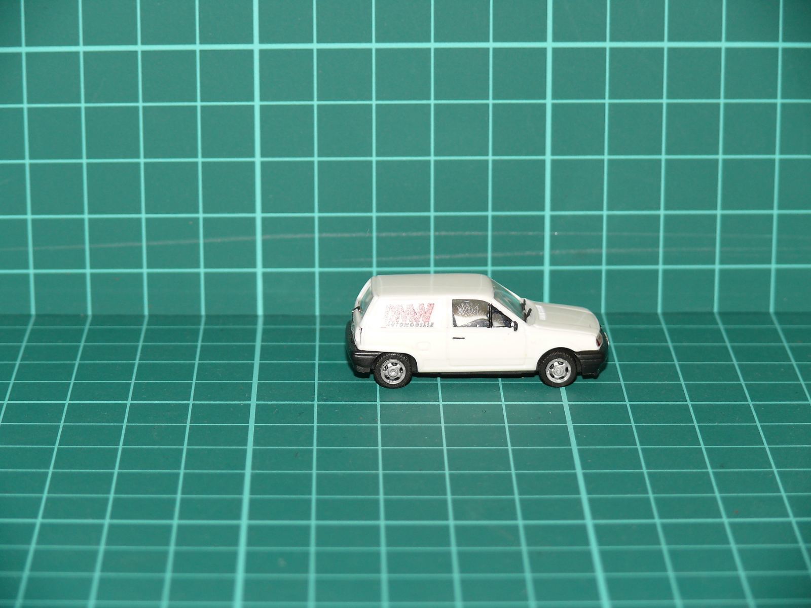 AMW (AWM) H0 - Užitkový automobil Volkswagen Polo II (typ 86C Fox / Van) skříňový „AMW AUTOMODELLE“ bílý (1:87) – H0