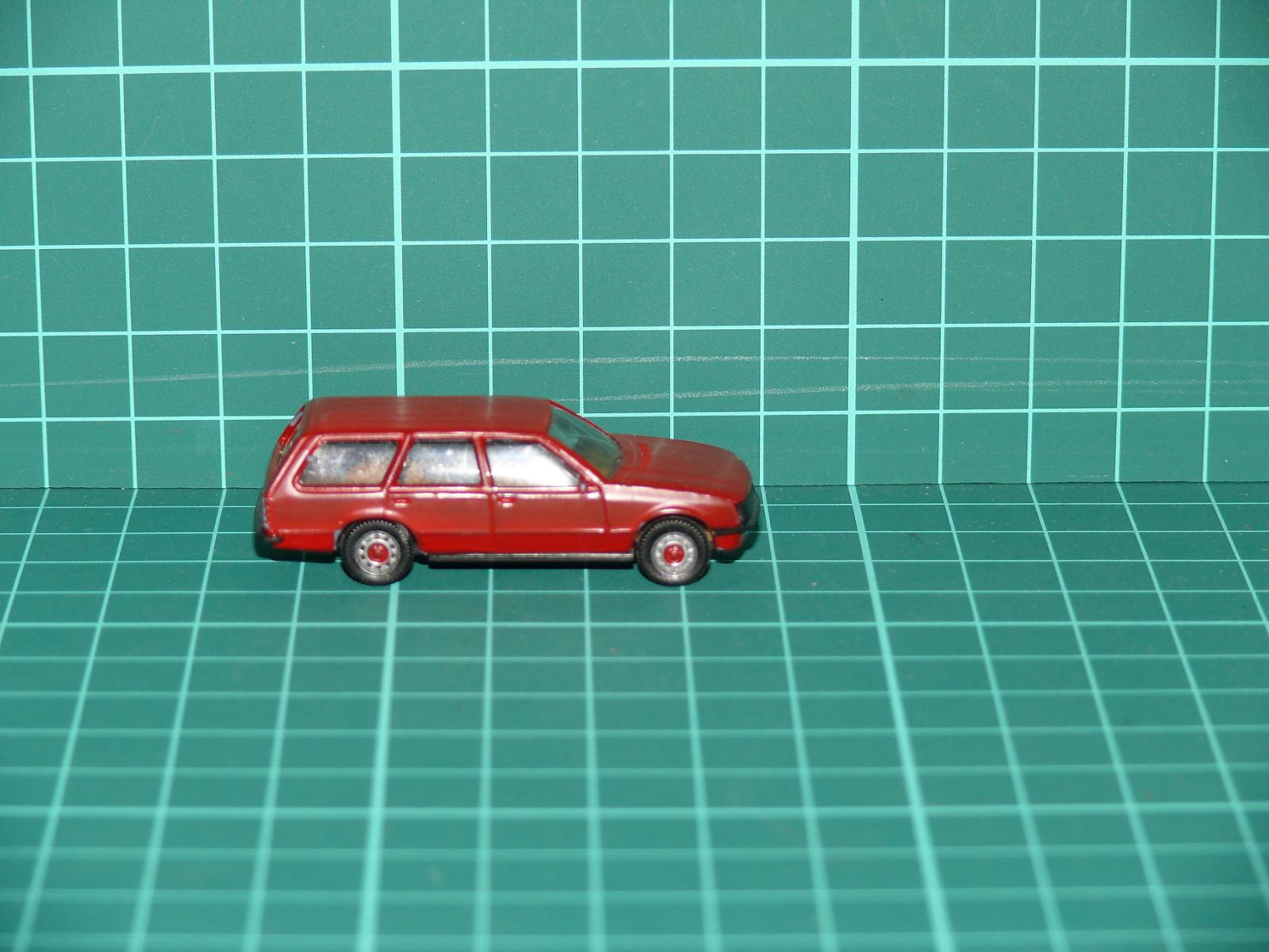 Herpa H0 - Osobní automobil Opel Rekord E Caravan 2.0 E kombi červený (1:87) – H0