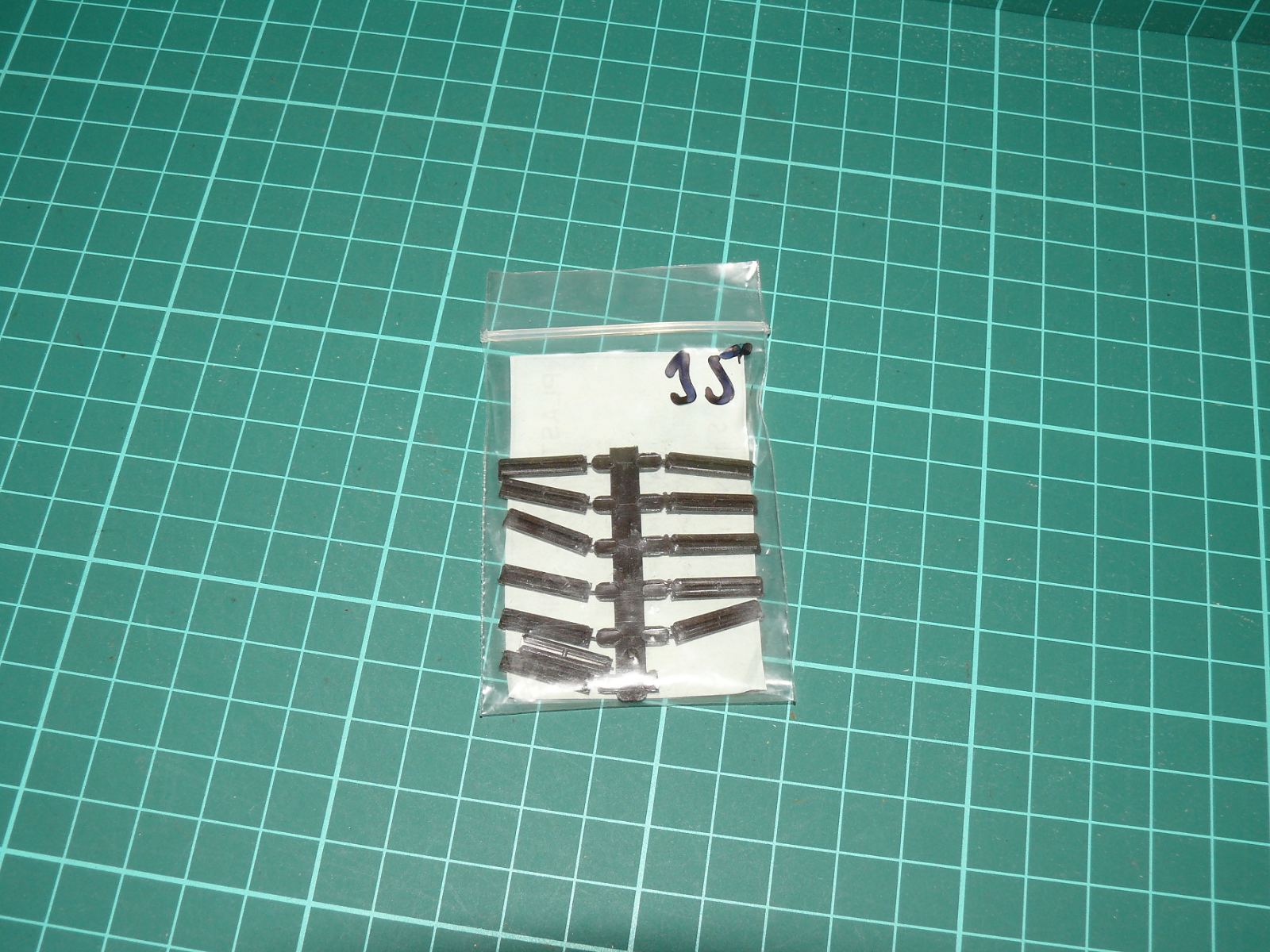 SHINOHARA – Izolační plastové kolejové spojky (Plastic Rail Joiners / 絶縁ジョイント, 10 ks) – H0