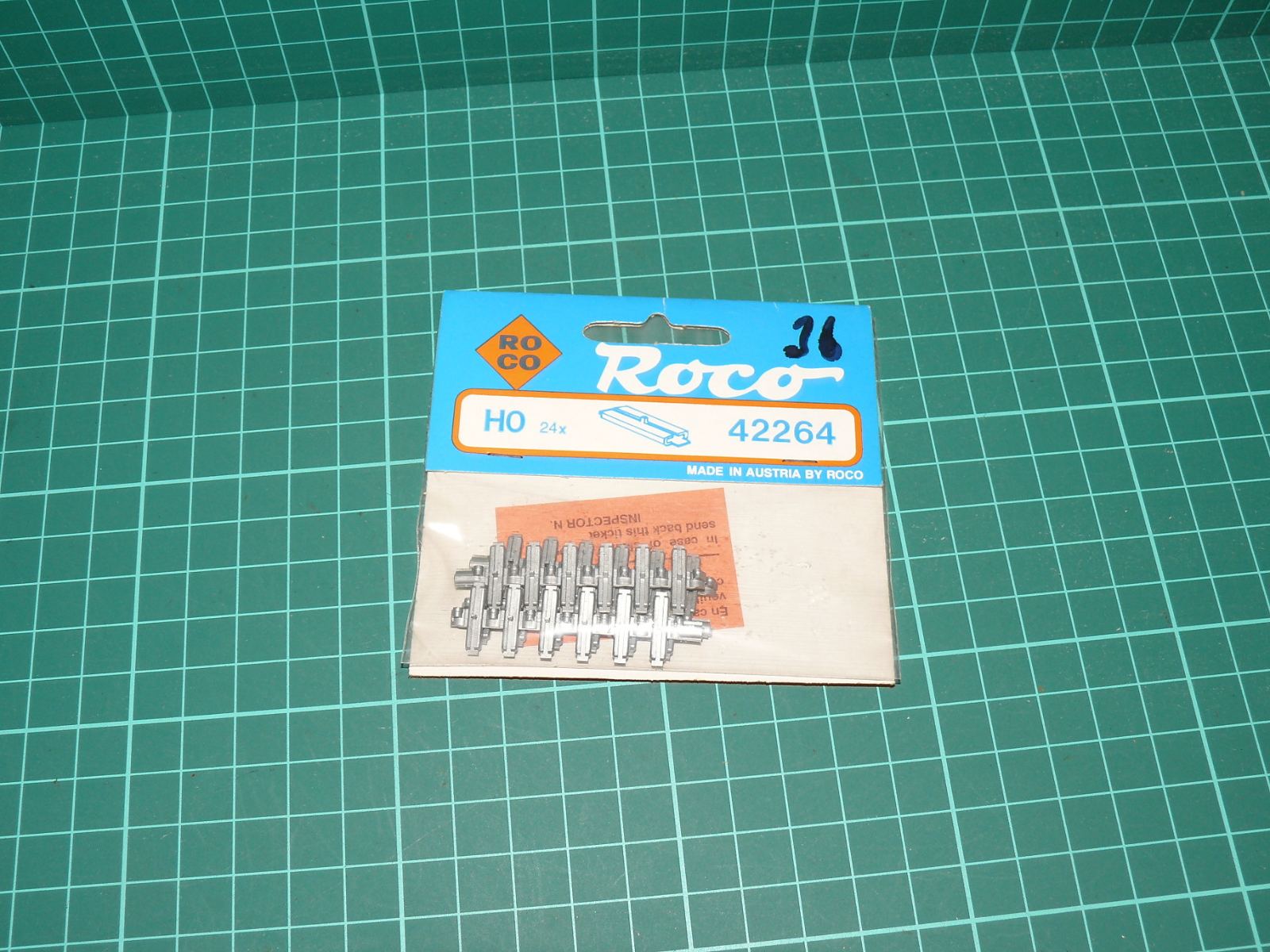 ROCO H0 – Izolační plastové kolejové spojky pro profilové kolejivo 2,5 mm (Isolier-Schienenverbinder 42264, 24 ks) – H0