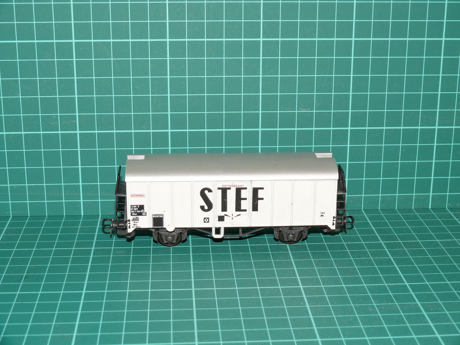 LILIPUT H0 – Dvounápravový chladicí vůz Ibces „STEF / INTERFRIGO“, SNCF (kat. č. 238 00) – H0