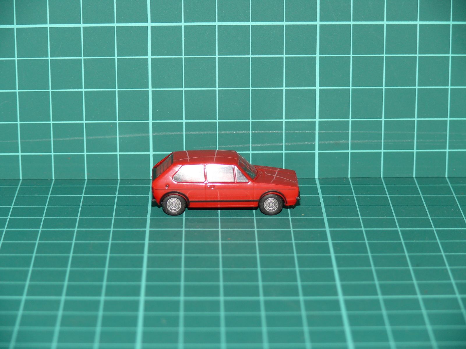 Brekina H0 - Osobní automobil Volkswagen Golf I třídveřový hatchback červený (1:87) – H0