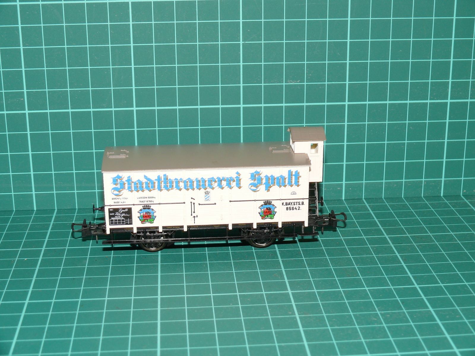 TRIX H0 – Dvounápravový pivovarský vůz s budkou brzdaře „Stadtbrauerei Spalt“, K.Bay.Sts.B. (kat. č. 23519 / set 21229) – H0
