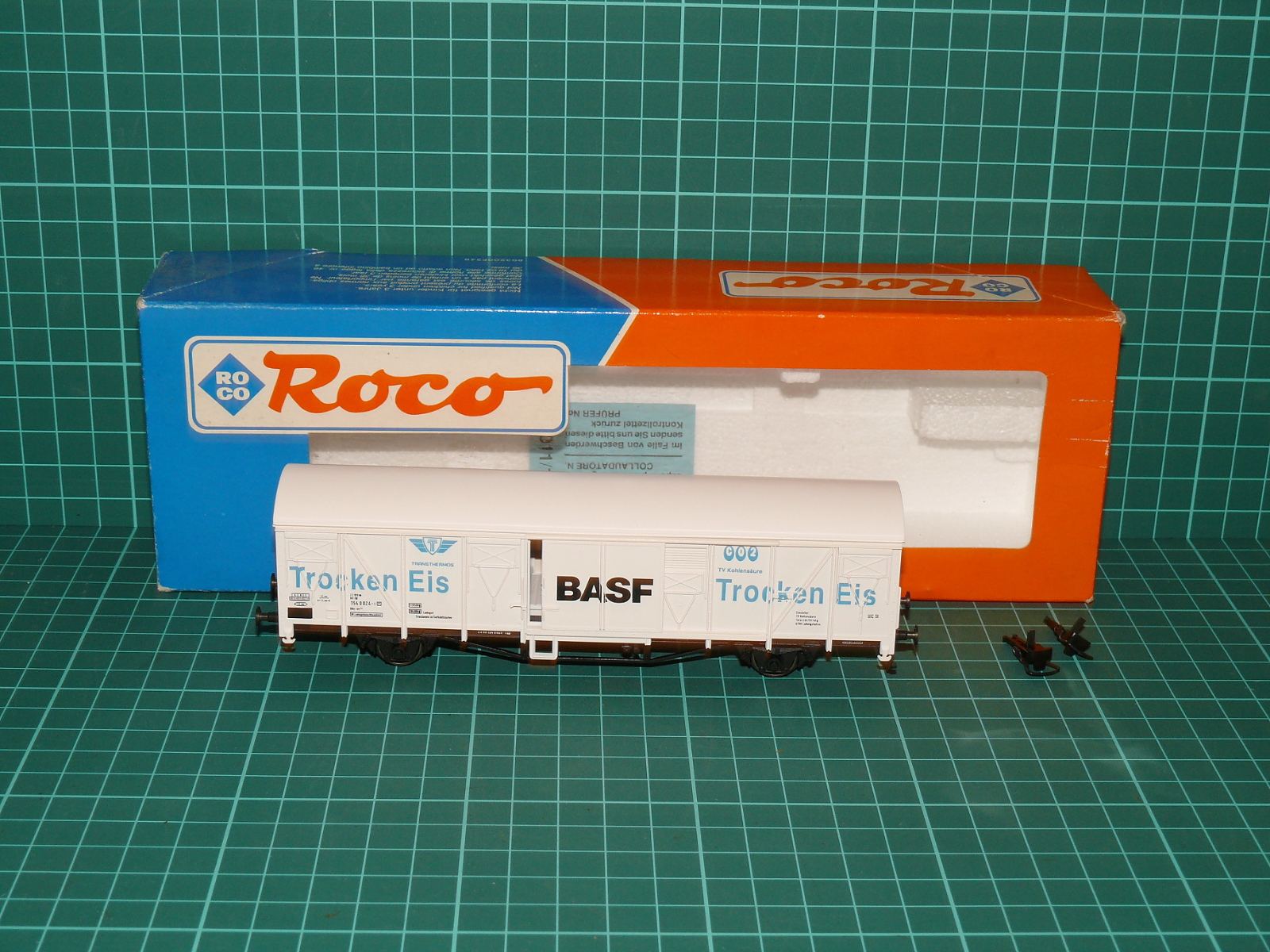 ROCO H0 – Dvounápravový chladicí vůz na suchý led „Trocken Eis / BASF“, DB (kat. č. 46401) – H0