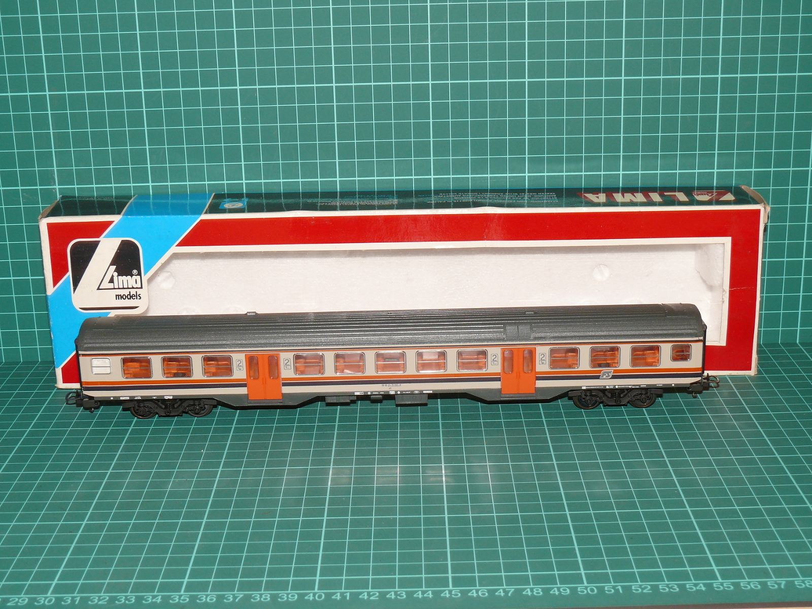 LIMA H0 – Čtyřnápravový příměstský osobní vůz 2. třídy MDVC „Navetta“, FS Italia (kat. č. 30 9271) – H0