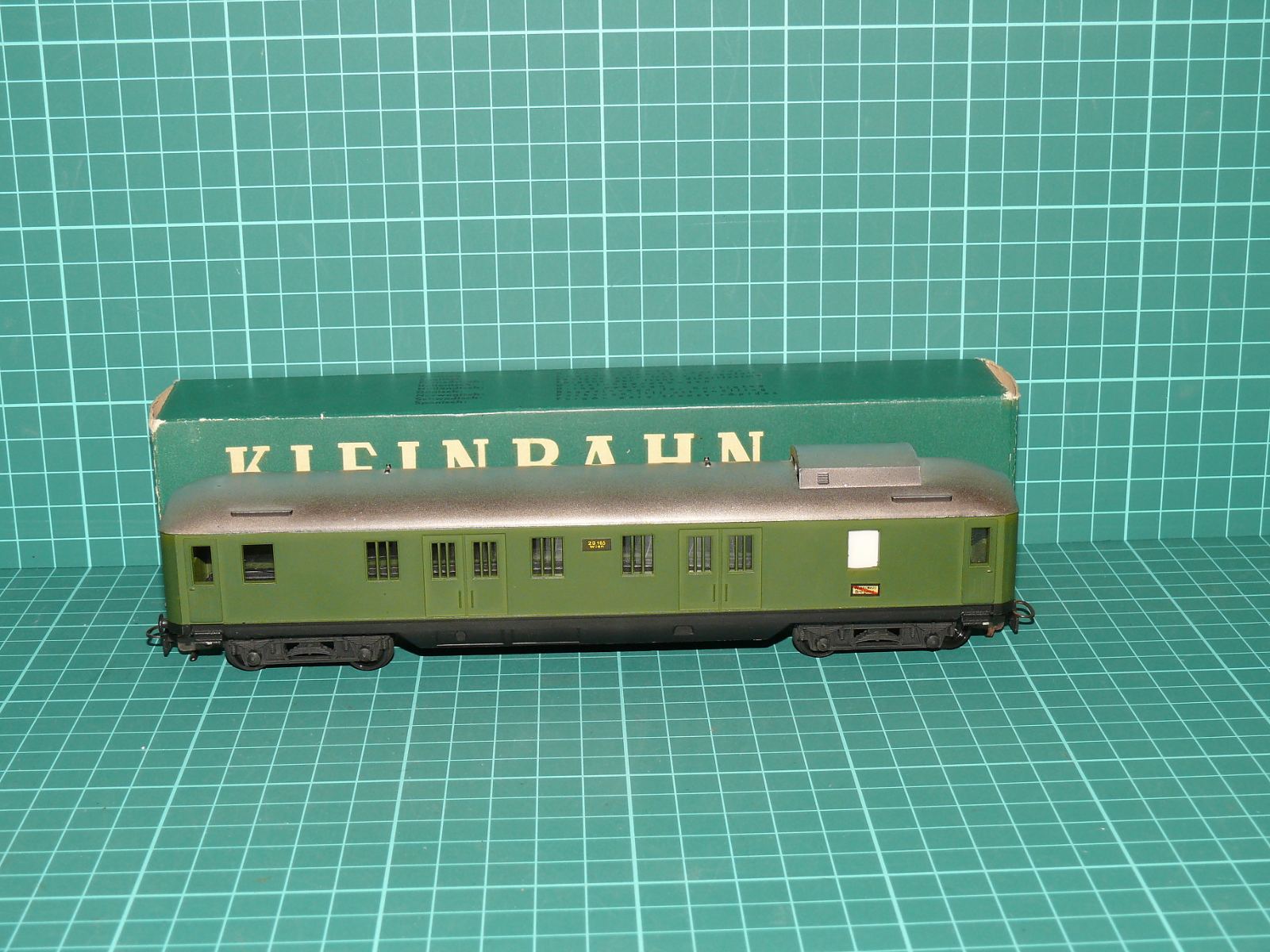 KLEINBAHN H0 – Čtyřnápravový rychlíkový služební / zavazadlový vůz s vyhlídkovou nástavbou Pw4üh / D360, ÖBB (kat. č. 360 / balení 746) – H0